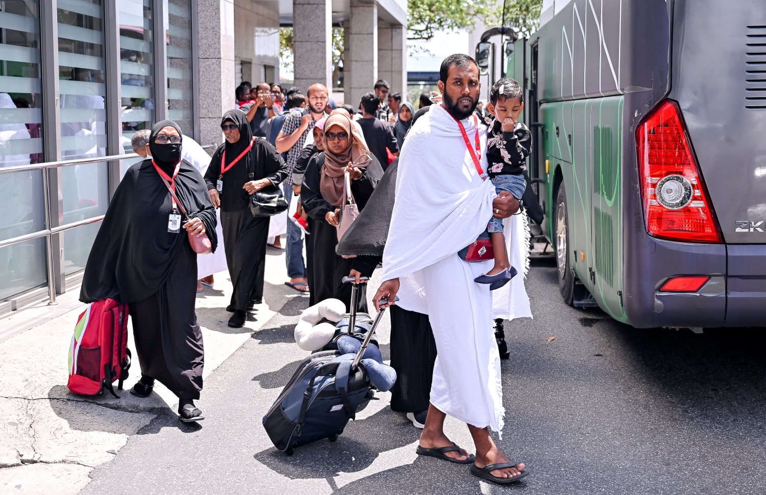 ރާއްޖެ އިން މި އަހަރު ހައްޖަށް ދާ މީހުންގެ ފުރަތަމަ ގުރޫޕްގެ ބަޔަކު ފުރަން ގޮސް ވެލާނާ އިންޓާނޭޝަނަލް އެއާޕޯޓްގައި ހަރަކާތްތެރިވަނީ.--- ފޮޓޯ: ނިޝާން އަލީ| މިހާރު