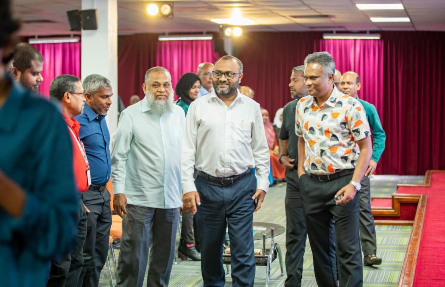 މިނިސްޓަރު ޝަހީމާއި މޭޔަރު އާޒިމް އަދި އިސްލާމިކް މިނިސްޓްރީގެ ބައެއް ވެރިން މިރޭގެ ބައްދަލުވުމަށް ފަހު ވަޑައިގަންނަވަނީ.---ފޮޓޯ: އިސްލާމިކް މިނިސްޓްރީ