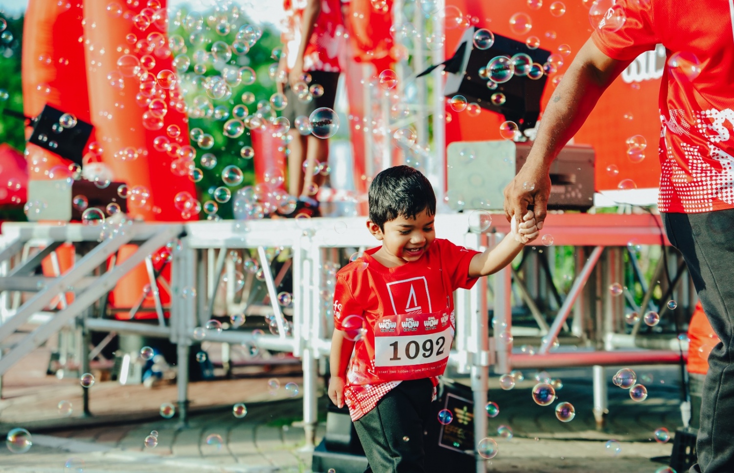 ބީއެމްއެލް އިން ބޭއްވި ދުވުމުގެ ހަރަކާތުގައި ބައިވެރިވި ކުއްޖަކު ދުވަނީ.