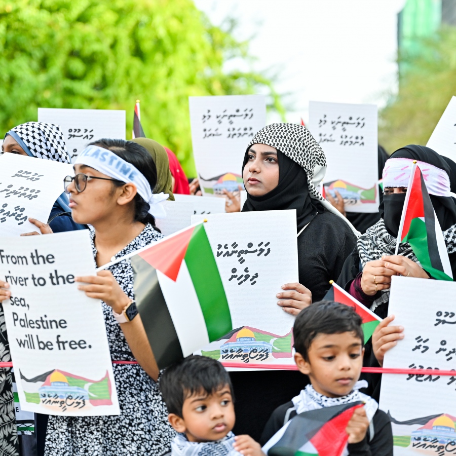 ހަމާސް ނައްތާލުމުގެ ނަމުގައި ޔަހޫދީން ފަލަސްތީނުގެ ޣައްޒާ އާއި ރަފަހް އަށް ދެމުންދާ ހަމަލާތަކާ ދެކޮޅަށް އަޑުއުފުލުމުގެ ގޮތުން އިއްޔެ މާލޭގައި އާޓިފިފަޝަލް ބީޗް ސަރަހައްދުގައި ބޭއްވި އެއްވުން.-- ފޮޓޯ: ނިޝާން އަލީ | މިހާރު