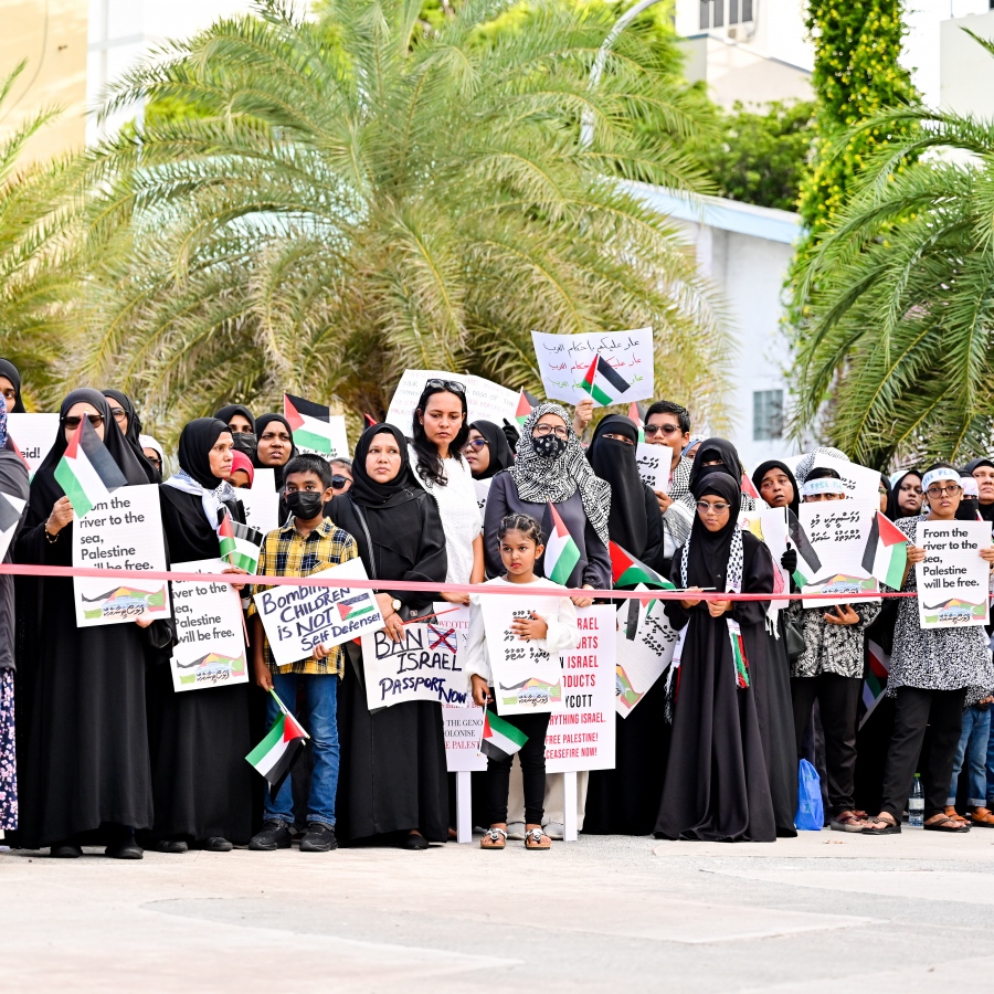 ހަމާސް ނައްތާލުމުގެ ނަމުގައި ޔަހޫދީން ފަލަސްތީނުގެ ޣައްޒާ އާއި ރަފަހް އަށް ދެމުންދާ ހަމަލާތަކާ ދެކޮޅަށް އަޑުއުފުލުމުގެ ގޮތުން އިއްޔެ މާލޭގައި އާޓިފިފަޝަލް ބީޗް ސަރަހައްދުގައި ބޭއްވި އެއްވުން.-- ފޮޓޯ: ނިޝާން އަލީ | މިހާރު