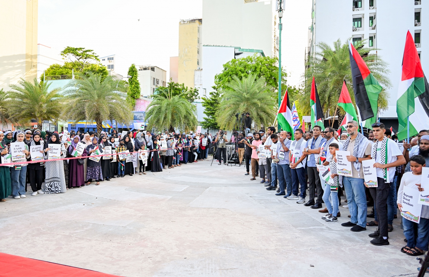 ހަމާސް ނައްތާލުމުގެ ނަމުގައި ޔަހޫދީން ފަލަސްތީނުގެ ޣައްޒާ އާއި ރަފަހް އަށް ދެމުންދާ ހަމަލާތަކާ ދެކޮޅަށް އަޑުއުފުލުމުގެ ގޮތުން އިއްޔެ މާލޭގައި އާޓިފިފަޝަލް ބީޗް ސަރަހައްދުގައި ބޭއްވި އެއްވުން.-- ފޮޓޯ: ނިޝާން އަލީ | މިހާރު