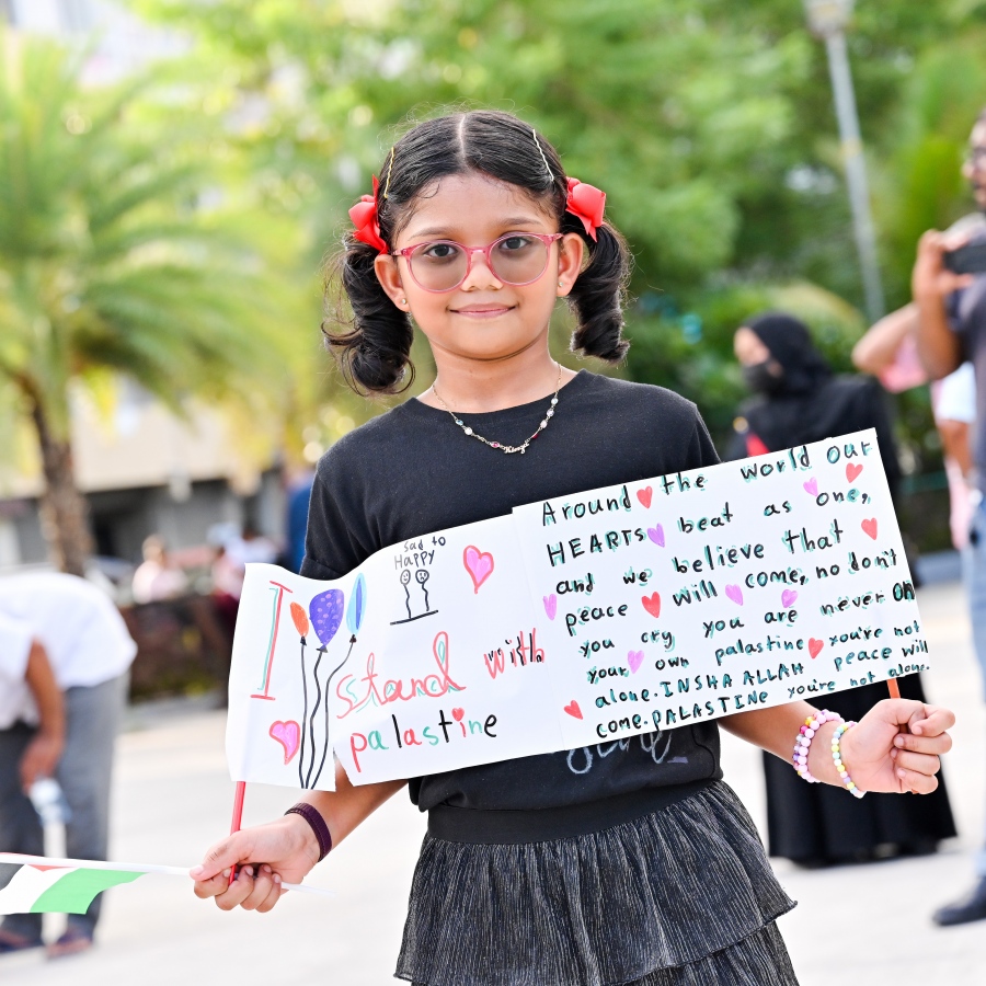 ހަމާސް ނައްތާލުމުގެ ނަމުގައި ޔަހޫދީން ފަލަސްތީނުގެ ޣައްޒާ އާއި ރަފަހް އަށް ދެމުންދާ ހަމަލާތަކާ ދެކޮޅަށް އަޑުއުފުލުމުގެ ގޮތުން އިއްޔެ މާލޭގައި އާޓިފިފަޝަލް ބީޗް ސަރަހައްދުގައި ބޭއްވި ކުޑަކުއްޖަކު ބައިވެރިވަނީ.-- ފޮޓޯ: ނިޝާން އަލީ | މިހާރު