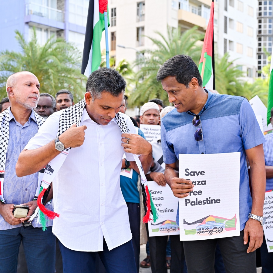 ހަމާސް ނައްތާލުމުގެ ނަމުގައި ޔަހޫދީން ފަލަސްތީނުގެ ޣައްޒާ އާއި ރަފަހް އަށް ދެމުންދާ ހަމަލާތަކާ ދެކޮޅަށް އަޑުއުފުލުމުގެ ގޮތުން އިއްޔެ މާލޭގައި އާޓިފިފަޝަލް ބީޗް ސަރަހައްދުގައި ބޭއްވި އެއްވުމުގައި ކުރީގެ ނައިބު ރައީސް އާއި އުމަރު ނަސީރު ބައިވެރިވެވަޑައިގަންނަވަނީ.-- ފޮޓޯ: ނިޝާން އަލީ | މިހާރު