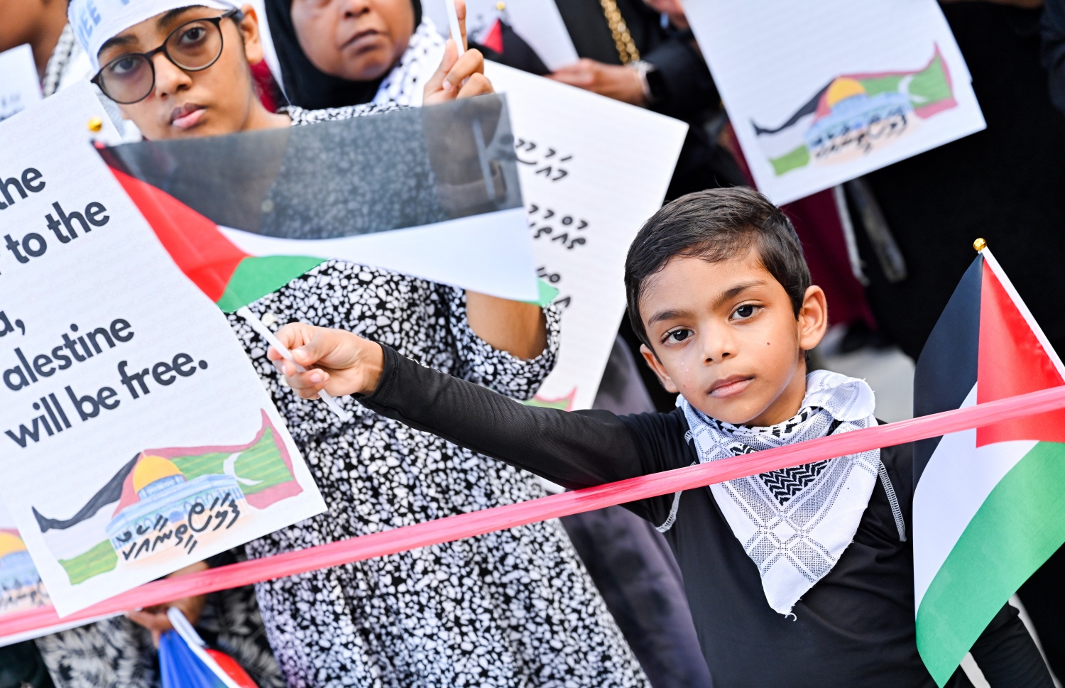 ހަމާސް ނައްތާލުމުގެ ނަމުގައި ޔަހޫދީން ފަލަސްތީނުގެ ޣައްޒާ އާއި ރަފަހް އަށް ދެމުންދާ ހަމަލާތަކާ ދެކޮޅަށް އަޑުއުފުލުމުގެ ގޮތުން އިއްޔެ މާލޭގައި އާޓިފިފަޝަލް ބީޗް ސަރަހައްދުގައި ބޭއްވި ކުޑަކުއްޖަކު ބައިވެރިވަނީ.-- ފޮޓޯ: ނިޝާން އަލީ | މިހާރު