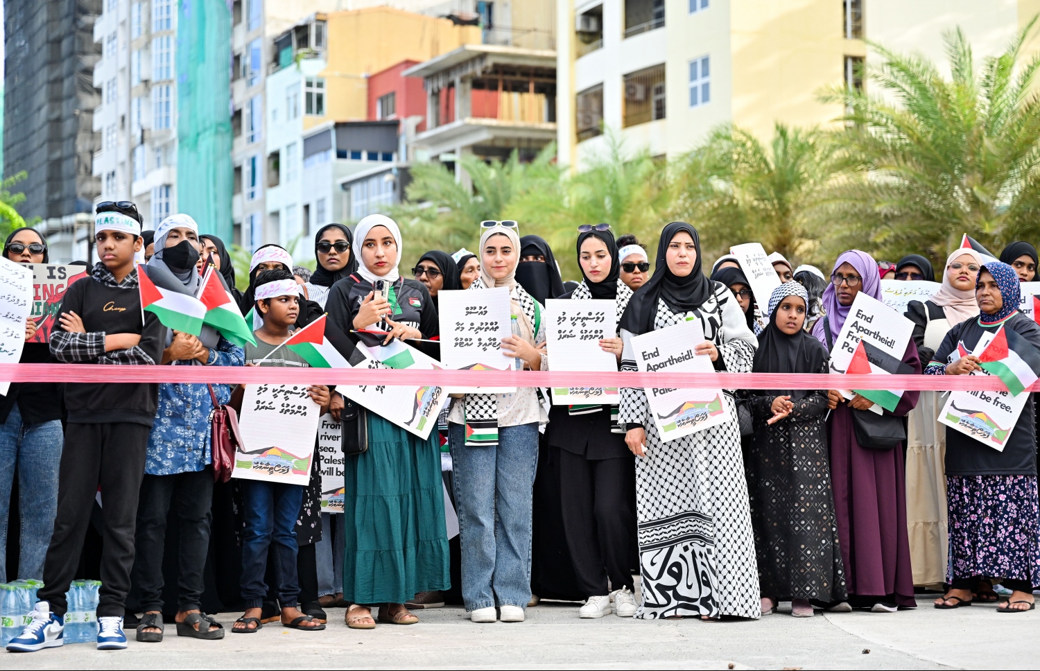 ހަމާސް ނައްތާލުމުގެ ނަމުގައި ޔަހޫދީން ފަލަސްތީނުގެ ޣައްޒާ އާއި ރަފަހް އަށް ދެމުންދާ ހަމަލާތަކާ ދެކޮޅަށް އަޑުއުފުލުމުގެ ގޮތުން އިއްޔެ މާލޭގައި އާޓިފިފަޝަލް ބީޗް ސަރަހައްދުގައި ބޭއްވި އެއްވުން.-- ފޮޓޯ: ނިޝާން އަލީ | މިހާރު