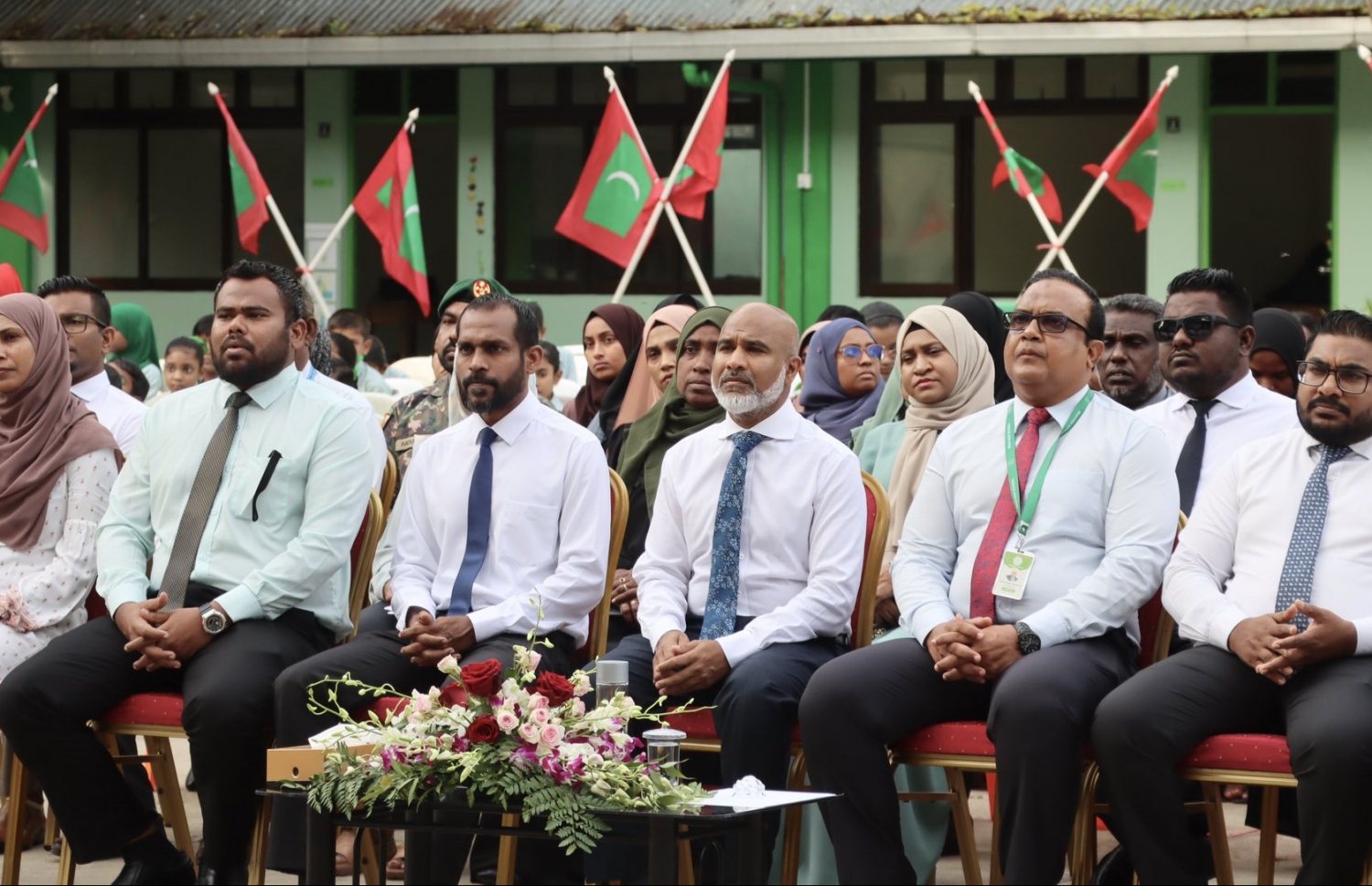 ދެ އަހަރު ތެރޭގައި ހުރިހާ ސްކޫލުތަކެއް އޭސީ ކުރަން "ކޫލް ސްކޫލް" ޕްރޮޖެކްޓް އިފުތިތާހު ކޮށްދެއްވުމަށް މިއަދު މާފުށީގައި ބޭއްވި ރަސްމިއްޔާތުގައި މިނިސްޓަރާއި އެ ރަށު ކައުންސިލްގެ ބޭފުޅުން ބައިވެރިވަނީ.-- ފޮޓޯ: މިނިސްޓްރީ