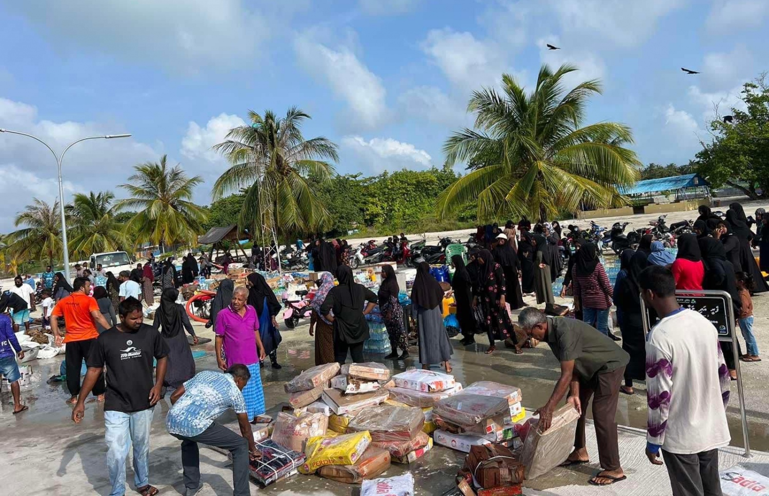 ކަނޑިތީމު "އުޅިއަށި ބޯޓު" ބިލެއް ފަހީ ފަޅު ތެރެއަށް އަޑިއަށް ދާން ފެށުމުން އެ ރަށު ރައްޔިތުން ނިކުމެ އޭގައި ހުރި މުދާތައް ބާލަނީ.-- ފޮޓޯ: ބިލެއްފަހީ ކައުންސިލް