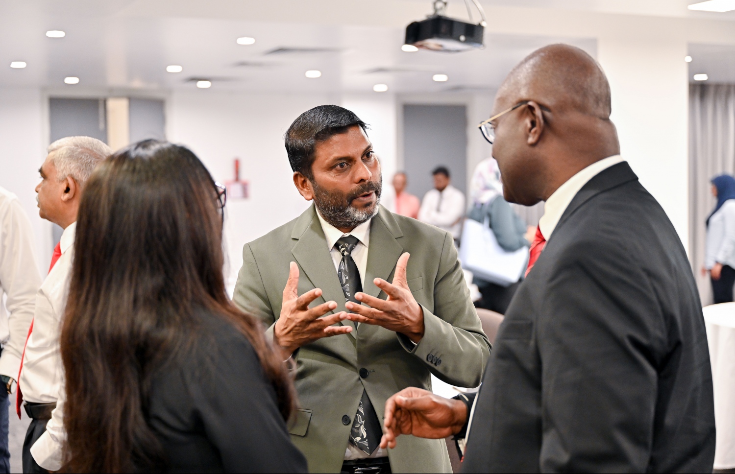 ޔުނިސެފުން އިސްނަގައިގެން މިއަދު ބޭއްވި މަޝްވަރާ ބައްދަލުވުން ފެށުމުގެ ރަސްމިއްޔާތުގައި އެ ޖަމާއަތުން ރާއްޖެ ކަނޑައަޅާފައިވާ މަންދޫބު ޑރ. އެޑްވާޑް، އަދި ސްޕޯޓްސް މިނިސްޓަރު ރާފިއު ވާހަކަދައްކަވަނީ-- ފޮޓޯ: ނިޝާން އަލީ/ މިހާރު