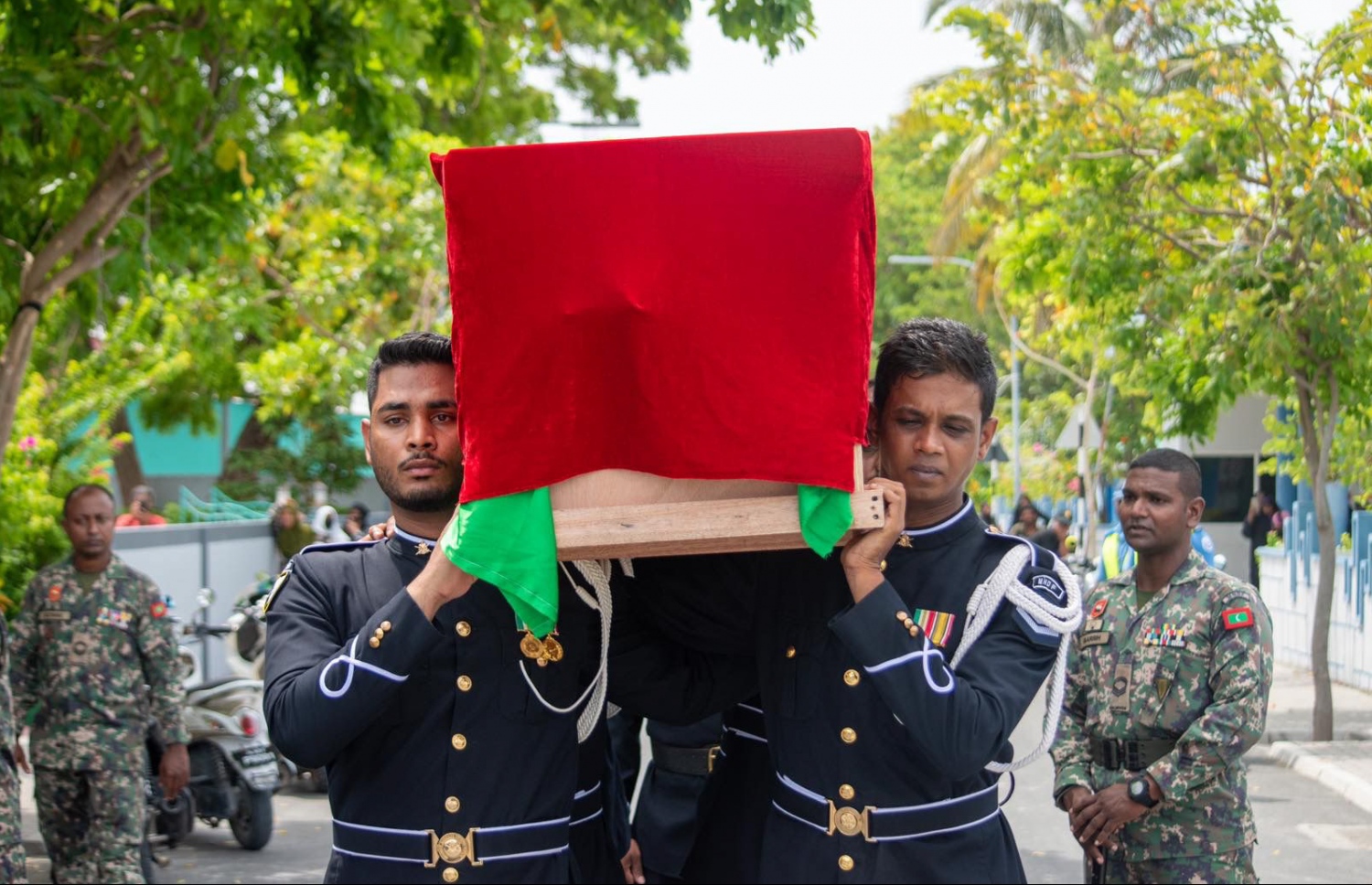 ޒައިދާން ވަޅުލުމަށް ސަންދޯކުގައި ގެންދަނީ.-- ފޮޓޯ: އުނގޫފާރު ޑޮޓް ކޮމް