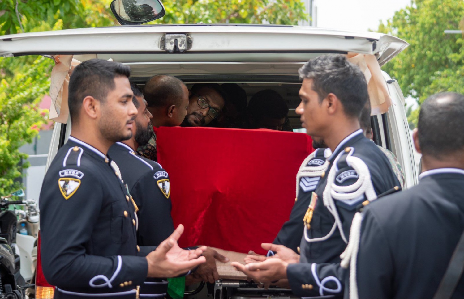 ލާންސްކޯޕްރަލް މުހައްމަދު ޒައިދާންގެ ހަށިގަނޑު އޭނަ އުފަން ރަށް ރ. އުނގޫފާރަށް ގެންގޮސް ޖަނާޒާގެ ކަންތަކަށް އެމްބިއުލާންސަށް އަރުވަނީ-- ފޮޓޯ: އުނގޫފާރު ޑޮޓް ކޮމް