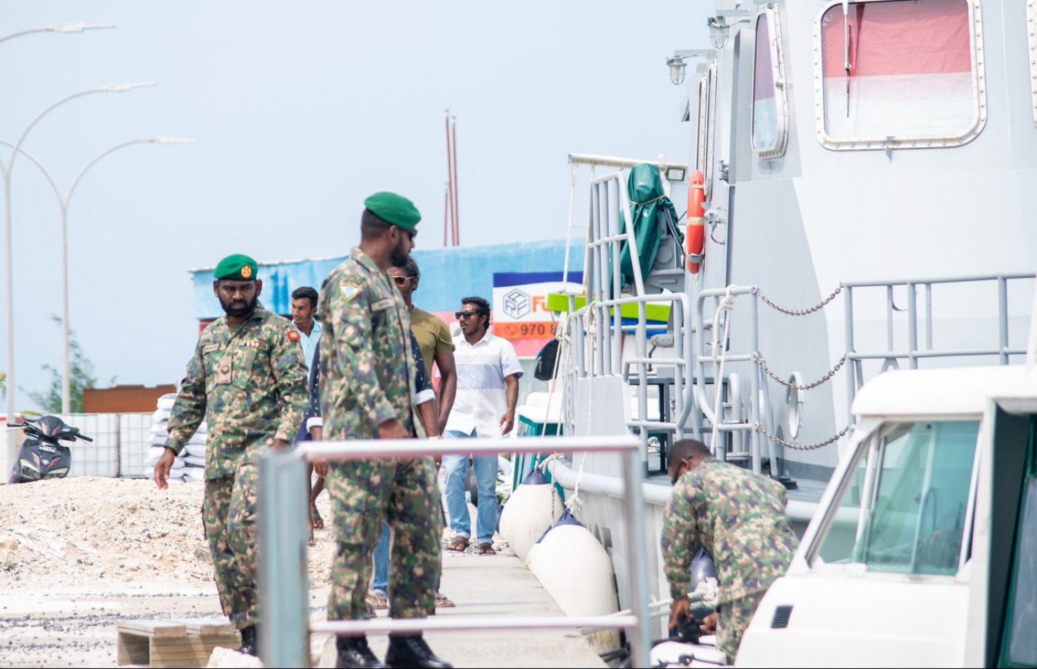 ސިފައިންގެ ލާންސްކޯޕްރަލް މުހައްމަދު ޒައިދާންގެ ހަށިގަނޑު އޭނަގެ އުފަން ރަށް ރ. އުނގޫފާރަށް ބޭލުމުގެ މަސައްކަތް ސިފައިން ކުރަނީ -- ފޮޓޯ: އުނގޫފާރު ޑޮޓް ކޮމް