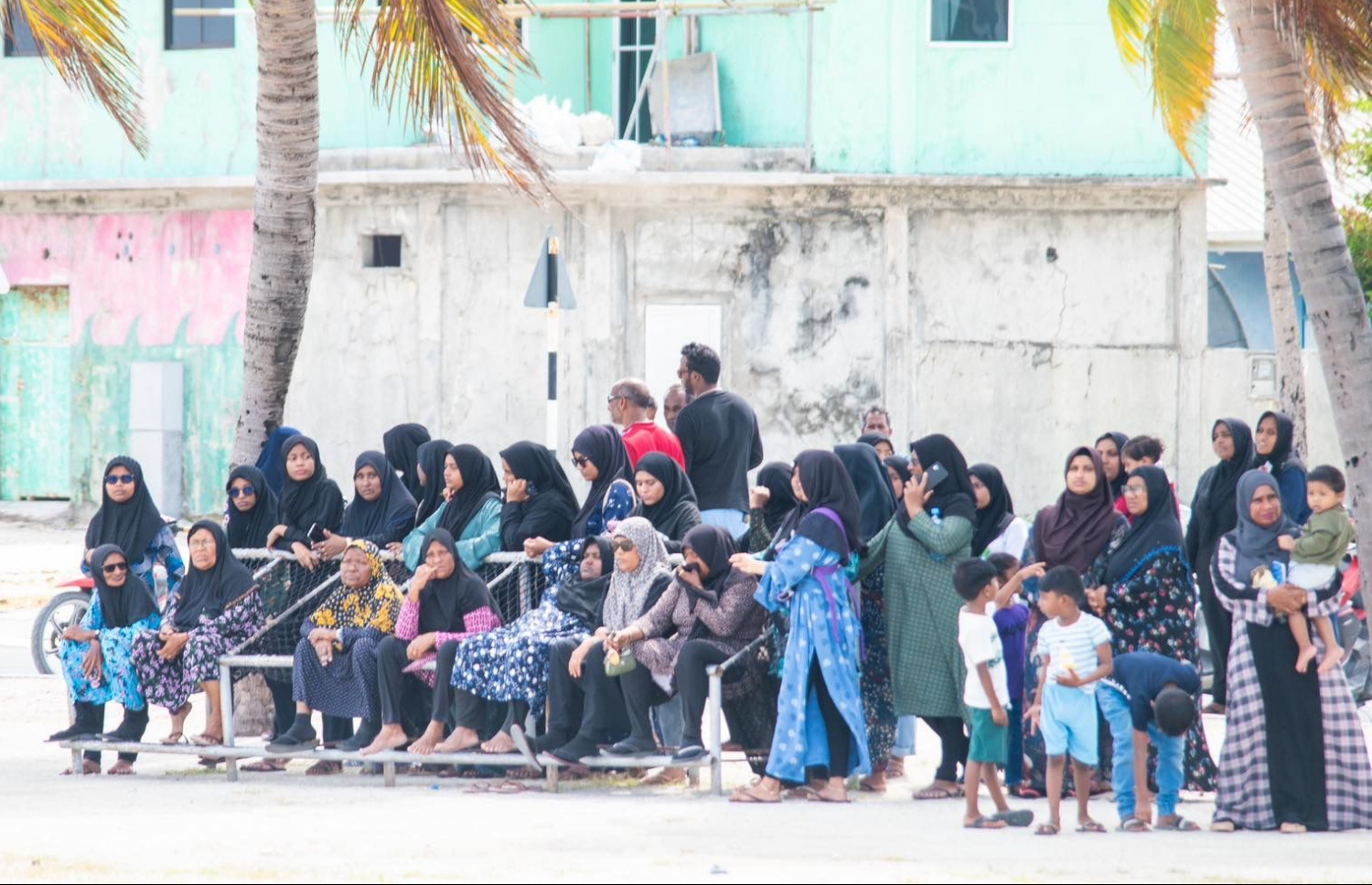 މިޔަރު ހަމަލާގައި މަރުވި ސިފައިންގެ ލާންސްކޯޕްރަލް މުހައްމަދު ޒައިދާންގެ ހަށިގަނޑު އޭނަ އުފަން ރަށް ރ. އުނގޫފާރަށް ގެންދިޔައިރު އެ ރަށު މީހުން ބަނދަރު ސަރަހައްދަށް ޖަމާވެފައި -- ފޮޓޯ: އުނގޫފާރު ޑޮޓް ކޮމް