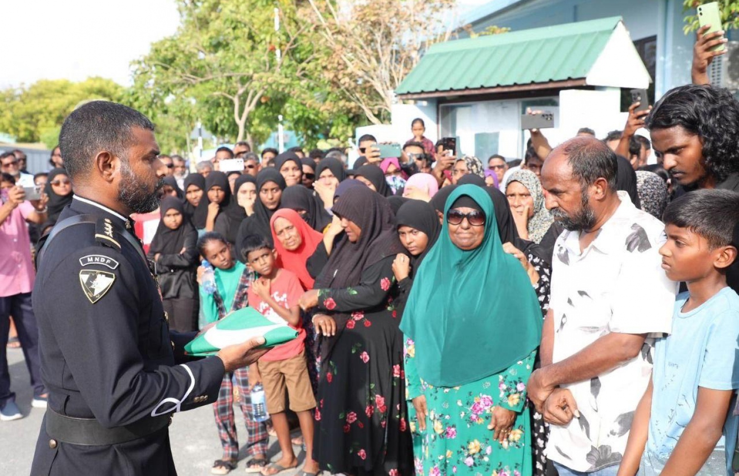 ޒައިދާންގެ ސަންދޯކުގައި އަޅާފައި އޮތް ގައުމީ ދިދަ، އޭނާގެ އާއިލާއާ މިއަދު ހަވާލުކުރަނީ.-- ފޮޓޯ: އެމްއެންޑީއެފް