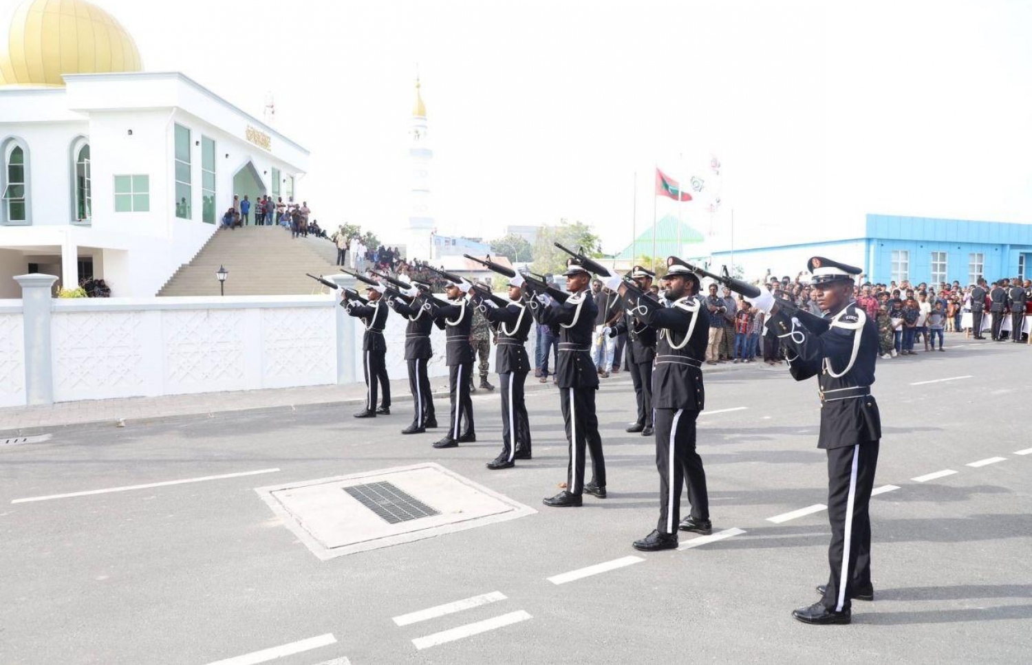 ޒައިދާންގެ ޖަނާޒާގައި ހަތް ބަޑީގެ ސަލާމެއް އަރުވަނީ.-- ފޮޓޯ: އެމްއެންޑީއެފް