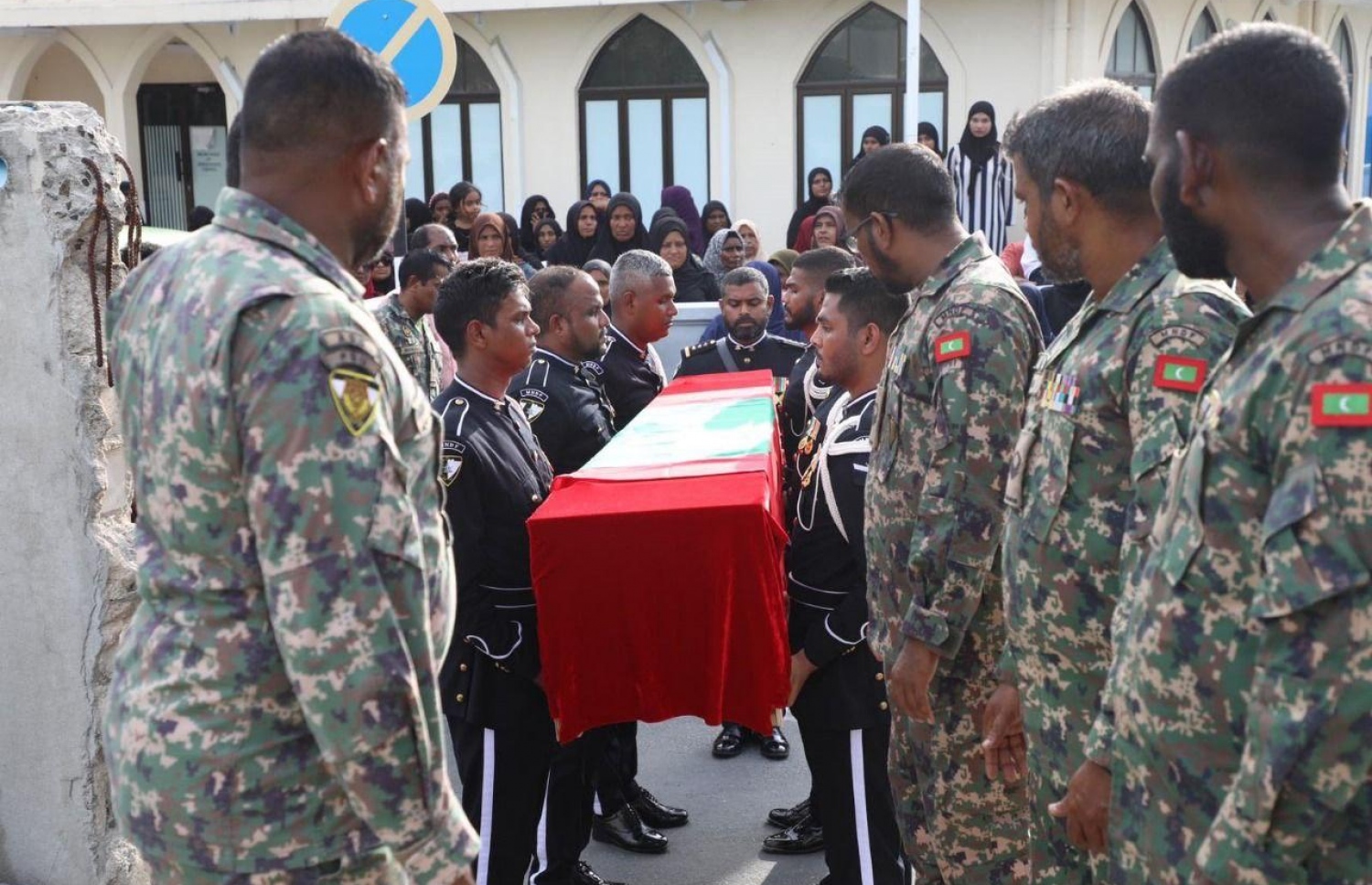 ލ. ކައްދޫގައި ކުރިއަށް ގެންދިޔަ އެމްއެންޑީއެފްގެ މޫދު ޓްރެއިނިންއެއްގައި އުޅެނިކޮށް މިޔަރު ހަމަލާގައި މަރުވި ސިފައިންގެ ލާންސްކޯޕްރަލް މުހައްމަދު ޒައިދާންގެ ޖަނާޒާ އޭނަ އުފަން ރަށުގައި ކުރިއަށް ގެންދަނީ -- ފޮޓޯ: އެމްއެންޑީއެފް