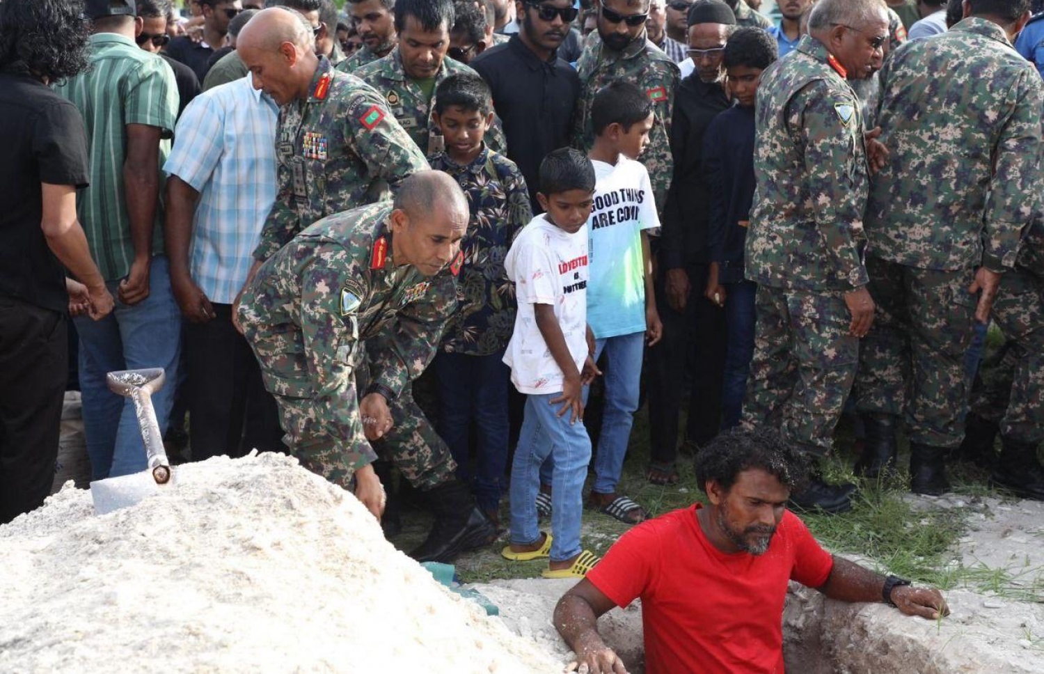 މޫދު ޓްރެއިނިންއެއްގައި އުޅެނިކޮށް މިޔަރު ހަމަލާގައި މަރުވި ސިފައިންގެ ލާންސްކޯޕްރަލް މުހައްމަދު ޒައިދާންގެ ޖަނާޒާ އޭނަ އުފަން ރަށުގައި ކުރިއަށް ގެންދަނީ -- ފޮޓޯ: އެމްއެންޑީއެފް