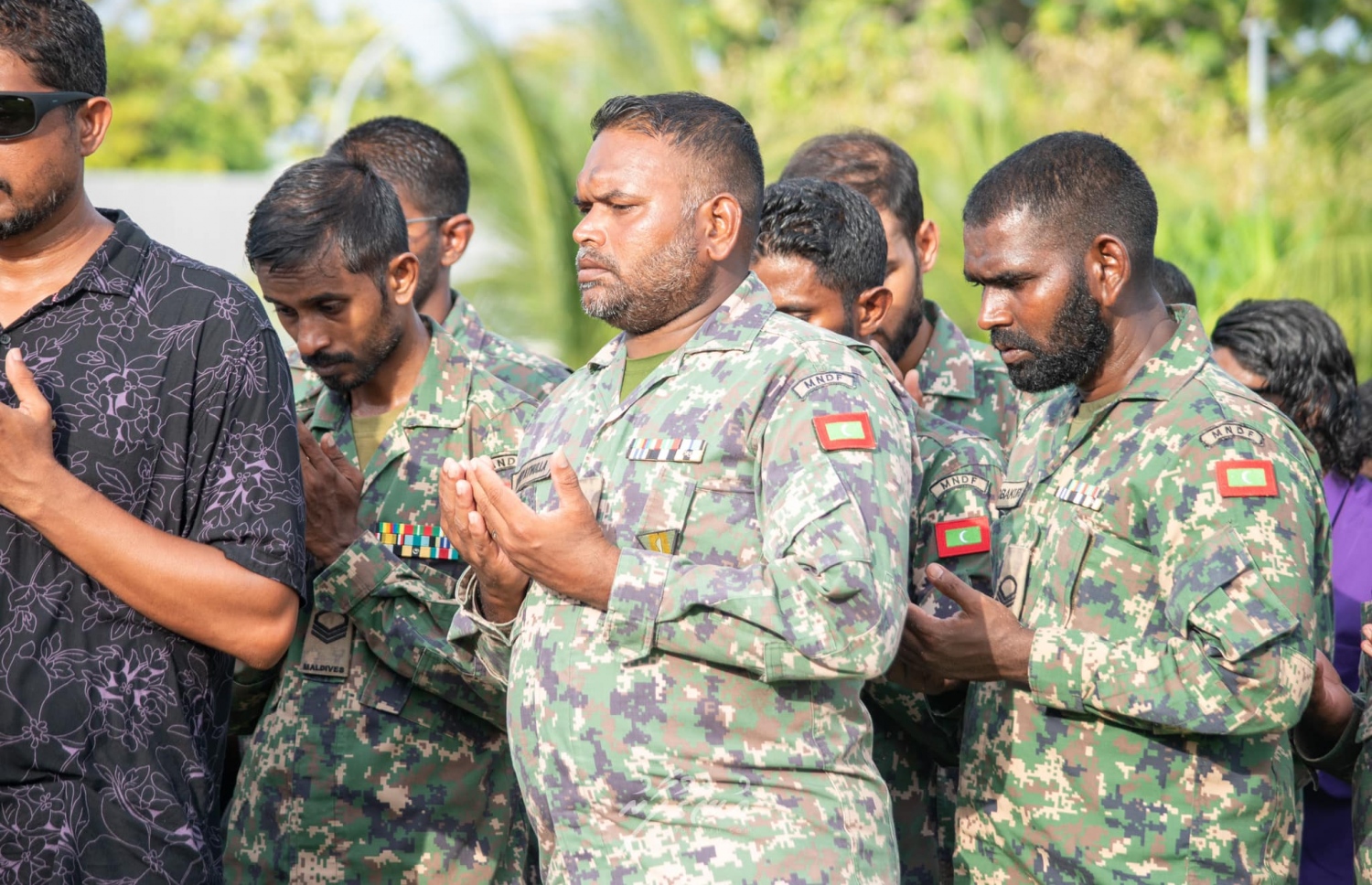 މޫދު ޓްރެއިނިންއެއްގައި އުޅެނިކޮށް މިޔަރު ހަމަލާގައި މަރުވި ސިފައިންގެ ލާންސްކޯޕްރަލް މުހައްމަދު ޒައިދާންގެ ޖަނާޒާ އޭނަ އުފަން ރަށުގައި ކުރިއަށް ދާއިރު ސިފައިން ޖަނާޒާގައި ބައިވެރިވަނީ -- ފޮޓޯ: އުނގޫފާރު ޑޮޓް ކޮމް