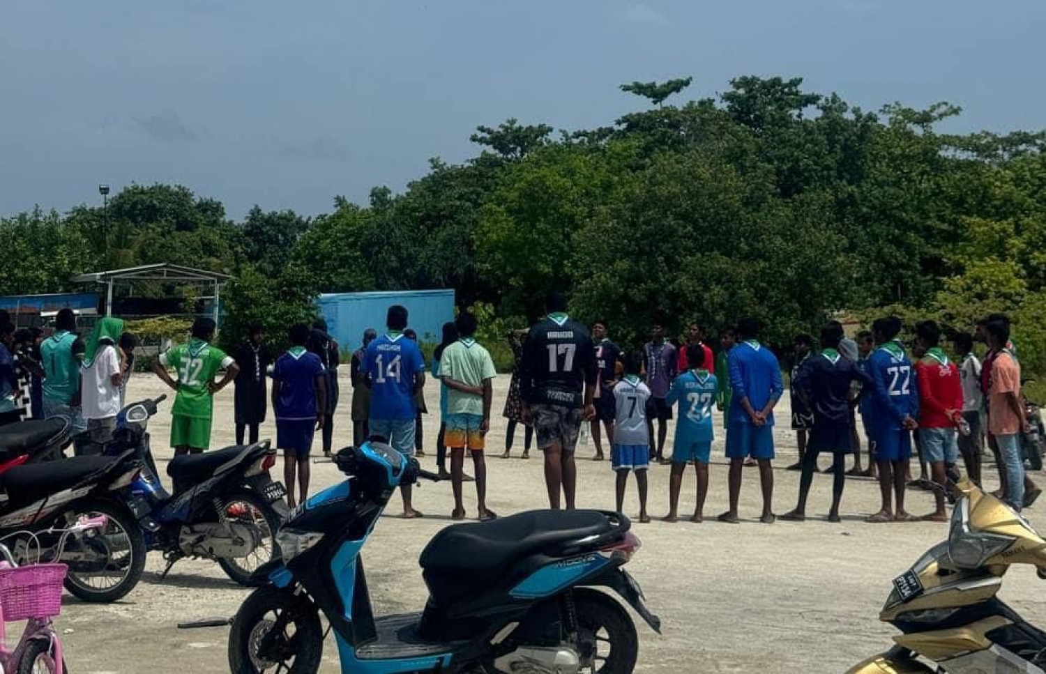 ކަނޑިތީމު "އުޅިއަށި ބޯޓު" ބިލެތްފަހީ ފަޅު ތެރެއަށް އަޑިއަށް ދާން ފެށުމުން އެ ރަށު ސްކައުޓް ދަރިވަރުން ނިކުމެ އޭގައި ހުރި މުދާތައް ބާލަނީ.-- ފޮޓޯ: ބިލެތްފަހި ކައުންސިލް