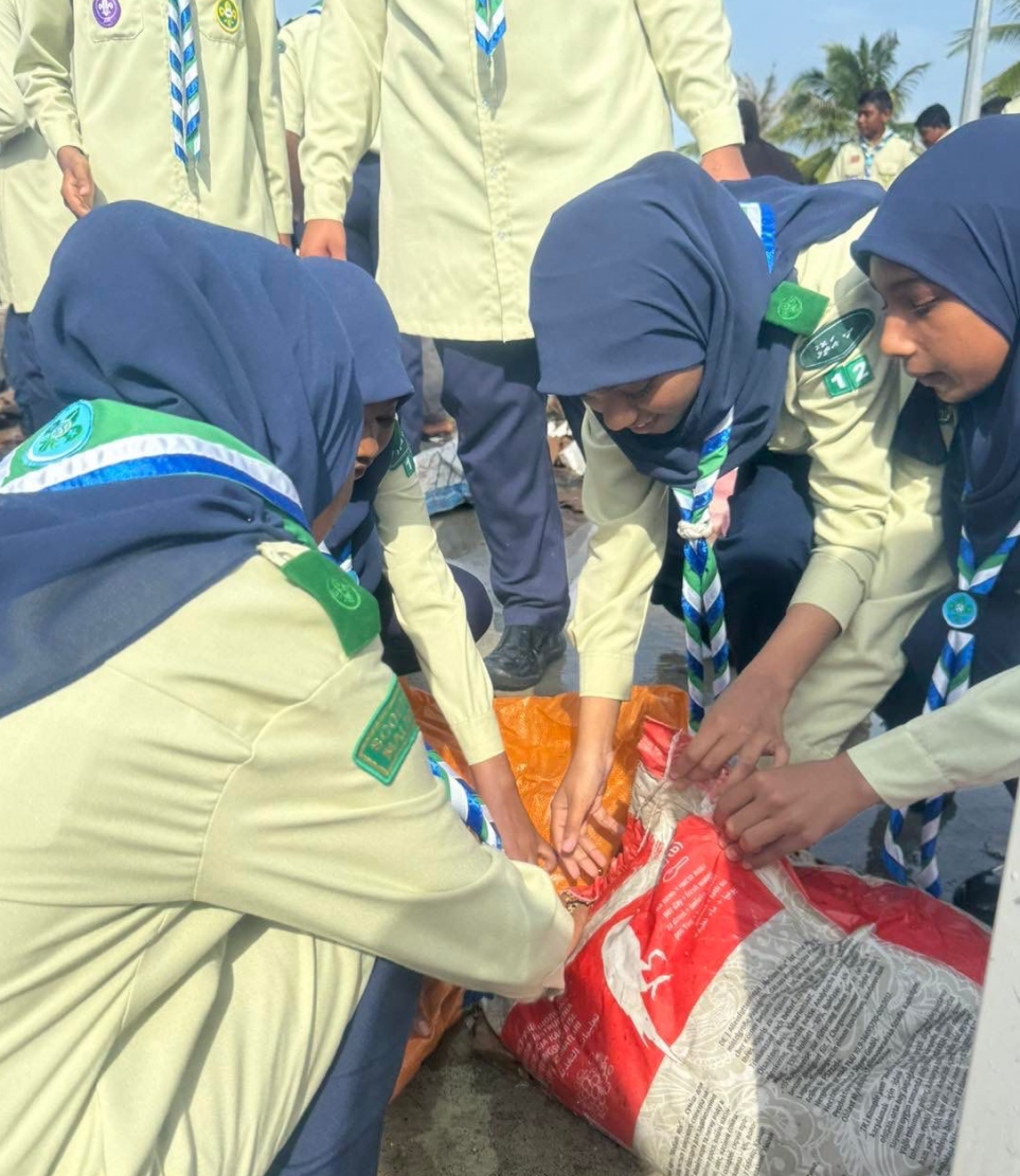 ކަނޑިތީމު "އުޅިއަށި ބޯޓު" ބިލެތްފަހީ ފަޅު ތެރެއަށް އަޑިއަށް ދާން ފެށުމުން އެ ރަށު ސްކައުޓް ދަރިވަރުން ނިކުމެ އޭގައި ހުރި މުދާތައް ބާލަނީ.-- ފޮޓޯ: ބިލެތްފަހި ކައުންސިލް