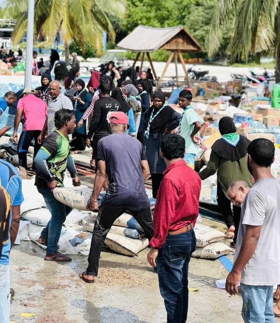 ކަނޑިތީމު "އުޅިއަށި ބޯޓު" ބިލެތްފަހީ ފަޅު ތެރެއަށް އަޑިއަށް ދާން ފެށުމުން އެ ރަށު ރައްޔިތުން ނިކުމެ އޭގައި ހުރި މުދާތައް ބާލަނީ.-- ފޮޓޯ: ބިލެތްފަހި ކައުންސިލް