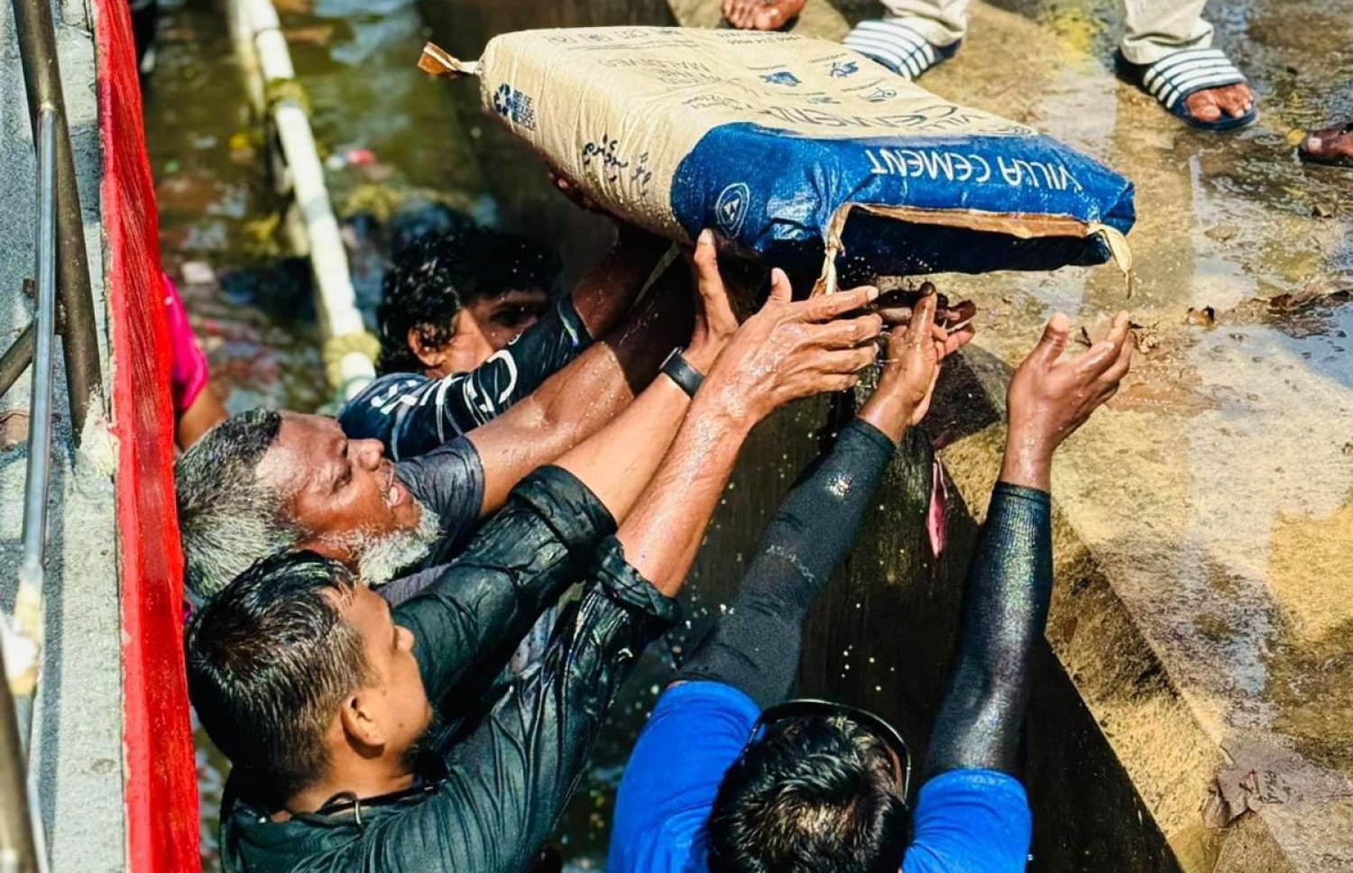 ކަނޑިތީމު "އުޅިއަށި ބޯޓު" ބިލެތްފަހީ ފަޅު ތެރެއަށް އަޑިއަށް ދާން ފެށުމުން އެ ރަށު ރައްޔިތުން ނިކުމެ އޭގައި ހުރި މުދާތައް ބާލަނީ.-- ފޮޓޯ: ބިލެތްފަހި ކައުންސިލް