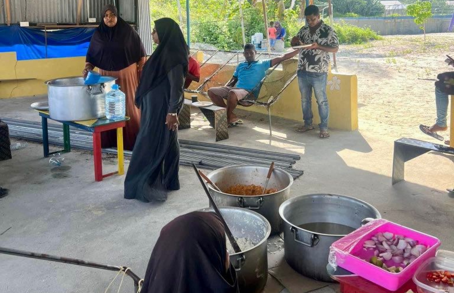 އަޑިއަށްދިޔަ ކަނޑިތީމު ބޯޓު ފުން ކުރުމަށް ހަރަކާތްތެރިވި މީހުންނަށް ބިލެއްފަހީ އަތިރިމަތީގައި ކެއުން ތައްޔާރުކޮށްފައި.-