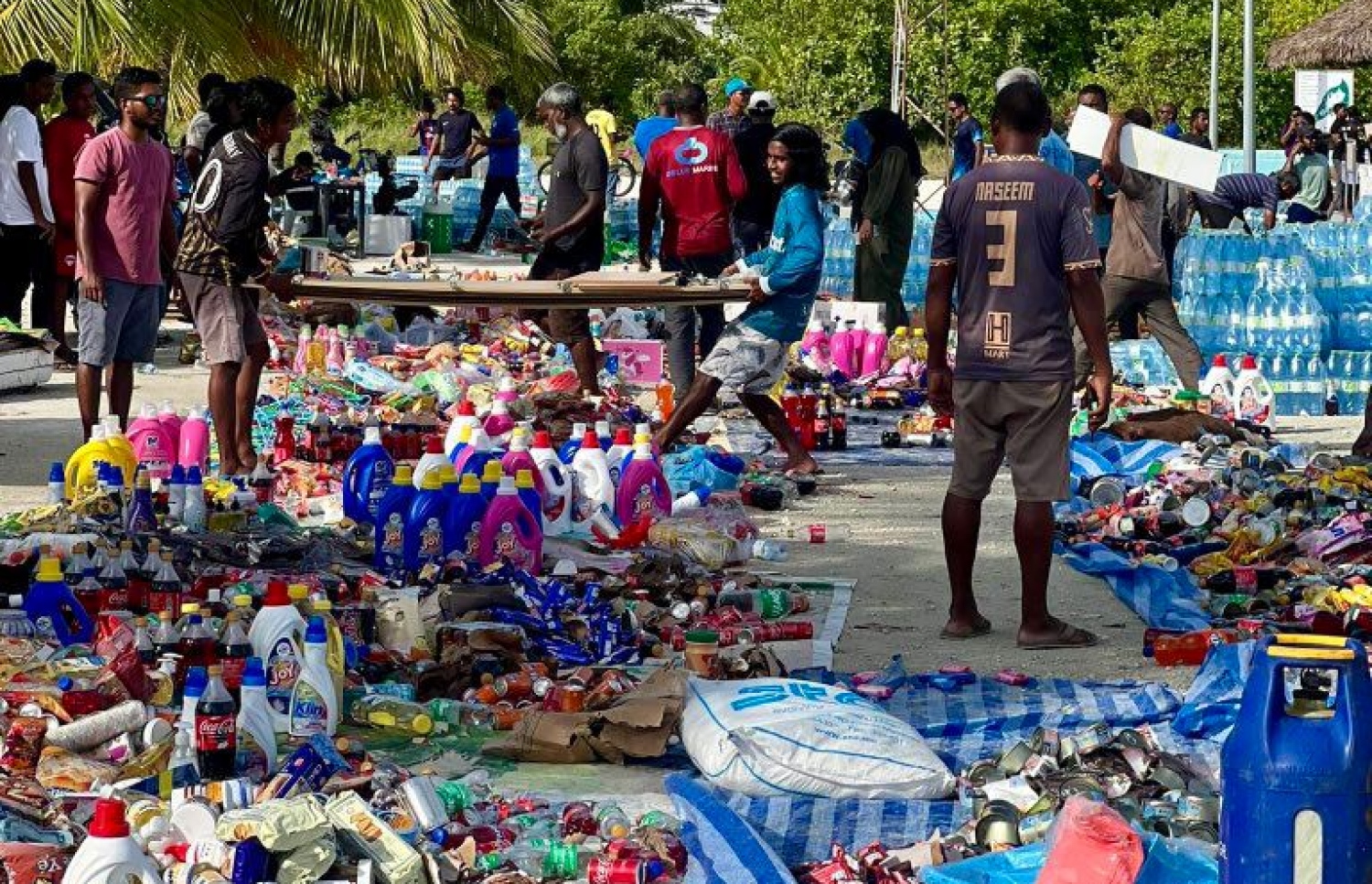 ކަނޑިތީމު "އުޅިއަށި ބޯޓު" ބިލެތްފަހީ ފަޅު ތެރެއަށް އަޑިއަށް ދާން ފެށުމުން އެ ރަށު ރައްޔިތުން ނިކުމެ އޭގައި ހުރި މުދާތައް ބާލަނީ.-- ފޮޓޯ: ބިލެތްފަހި ކައުންސިލް