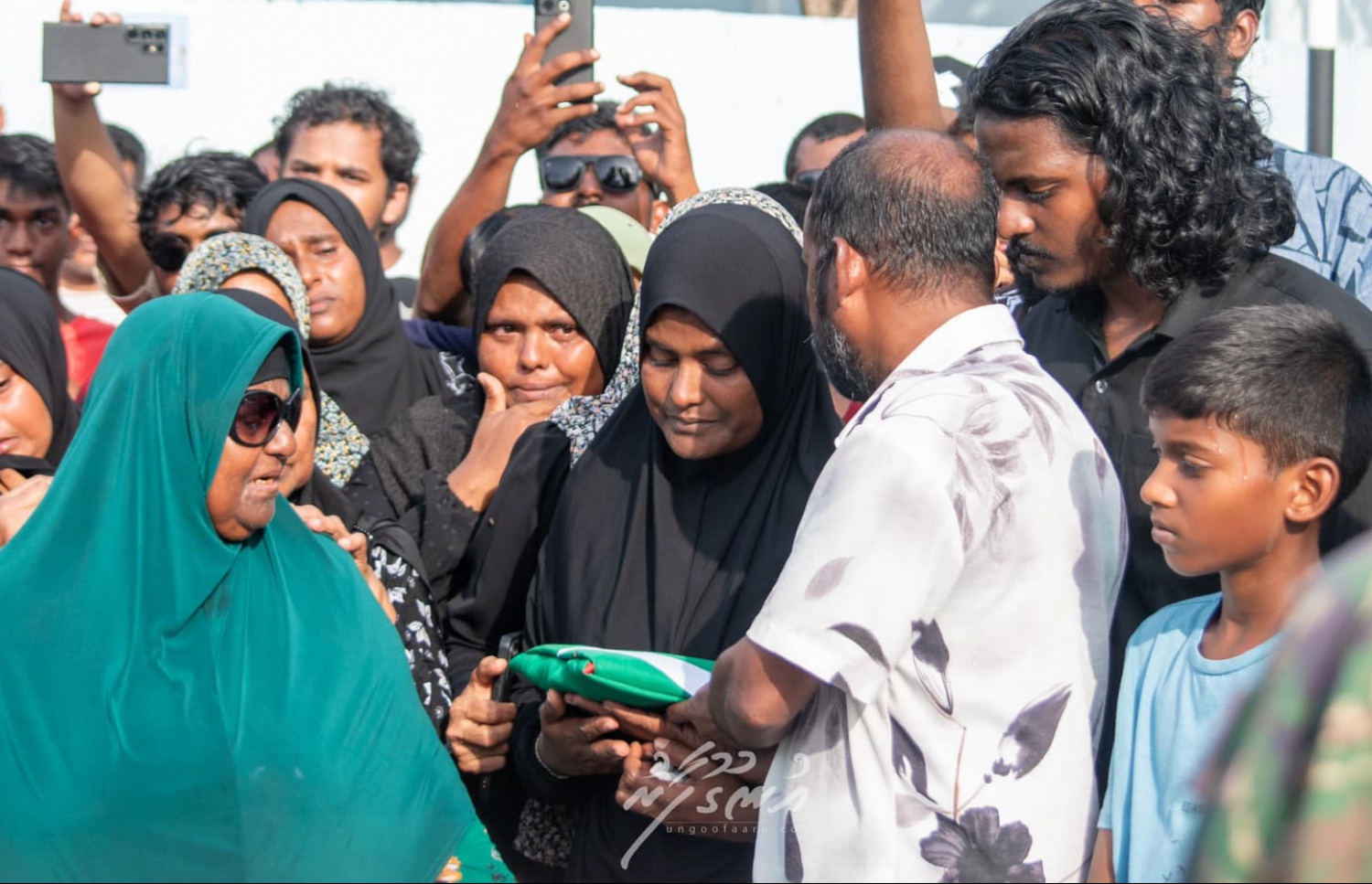 ޒައިދާންގެ ސަންދޯކުގައި އަޅާފައި އޮތް ގައުމީ ދިދަ، އޭނާގެ އާއިލާއާ ހަވާލުކުރަނީ-- ފޮޓޯ: އުނގޫފާރު ޑޮޓް ކޮމް