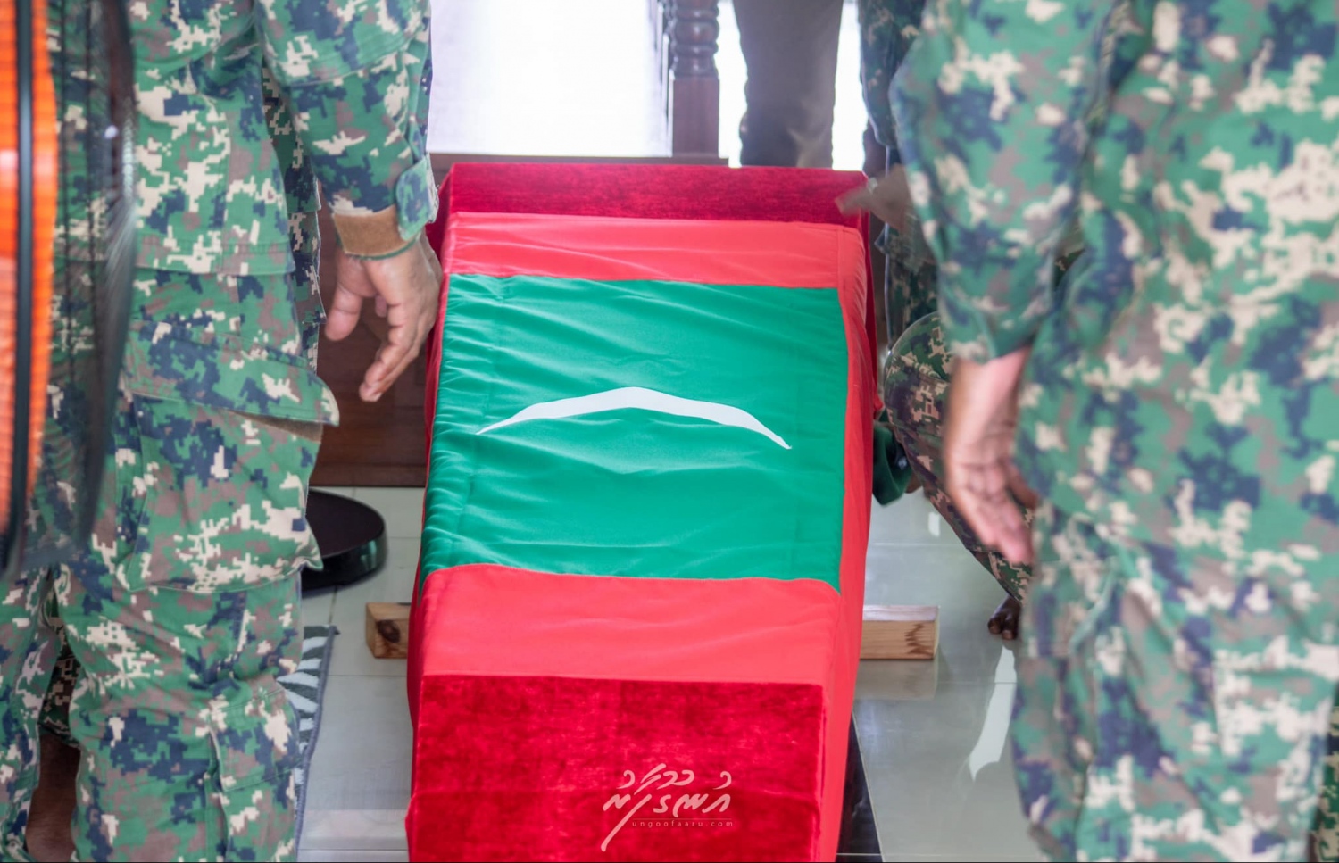 ޒައިދާން ވަޅުލުމަށް ސަންދޯކުގައި ގެންދަނީ.-- ފޮޓޯ: އުނގޫފާރު ޑޮޓް ކޮމް