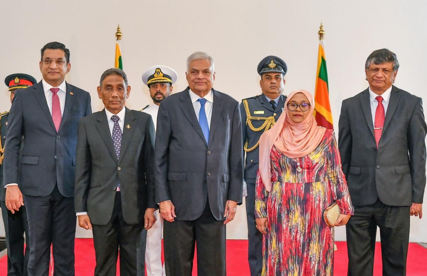 މަސްއޫދު، ސްރީ ލަންކާގެ ރައީސަށް ސަފީރު ކަމުގެ ފަތްކޮޅު އެރުވުމަށް ބޭއްވި ރަސްމިއްޔާތުގައި އަނބިކަނބަލުންނާ އެކު ބައިވެރިވެވަޑައިގަންނަވަނީ.