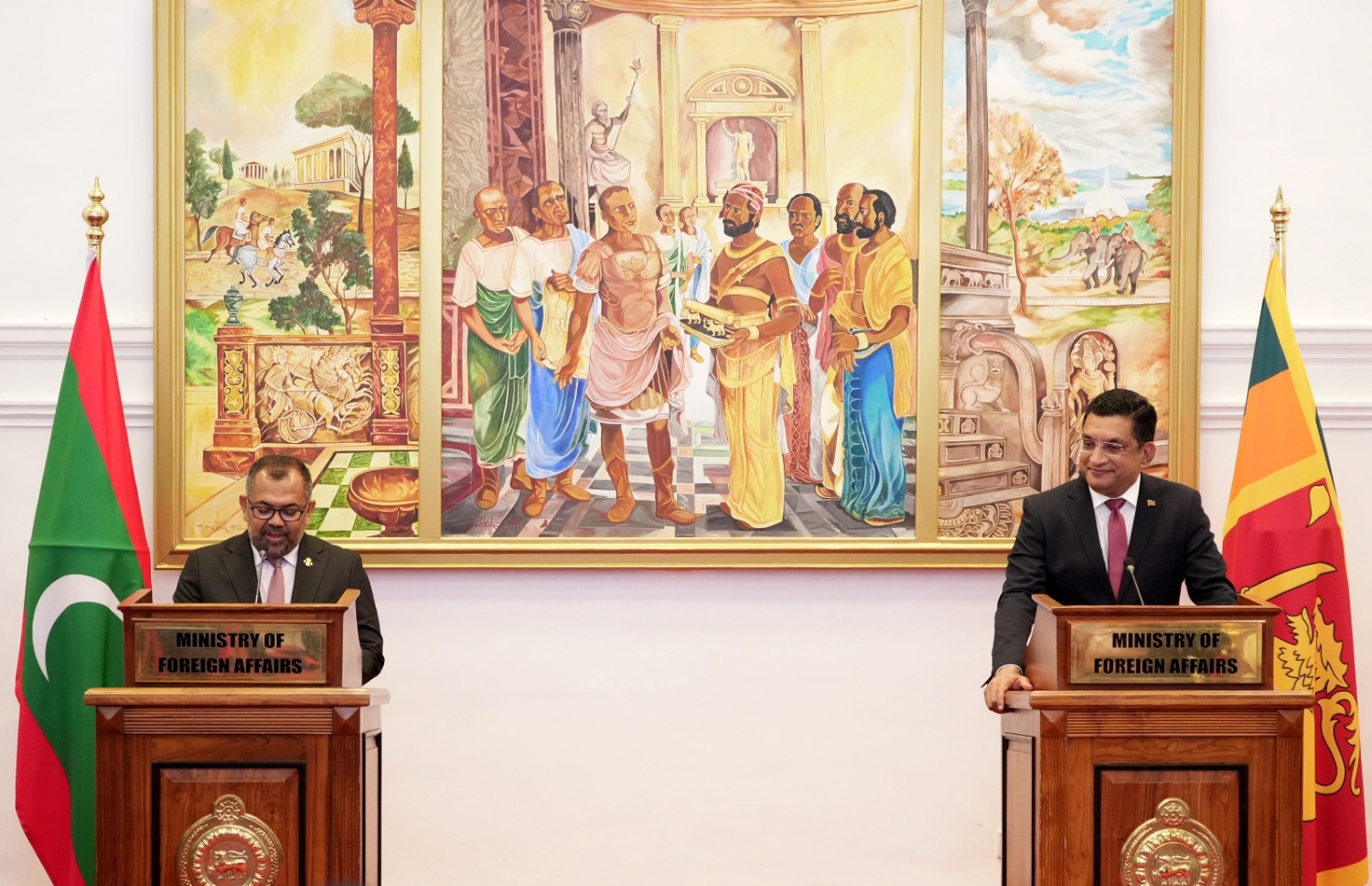 ފޮރިން މިނިސްޓަރު މޫސާ ޒަމީރާއި ލަންކާގެ ފޮރިން މިނިސްޓަރު އަލީ ސަބްރީއާއެކު ބޭއްވެވި ރަސްމީ ބައްދަލުކުރެއްވުން-- ފޮޓޯ: ފޮރިން މިނިސްޓްރީ