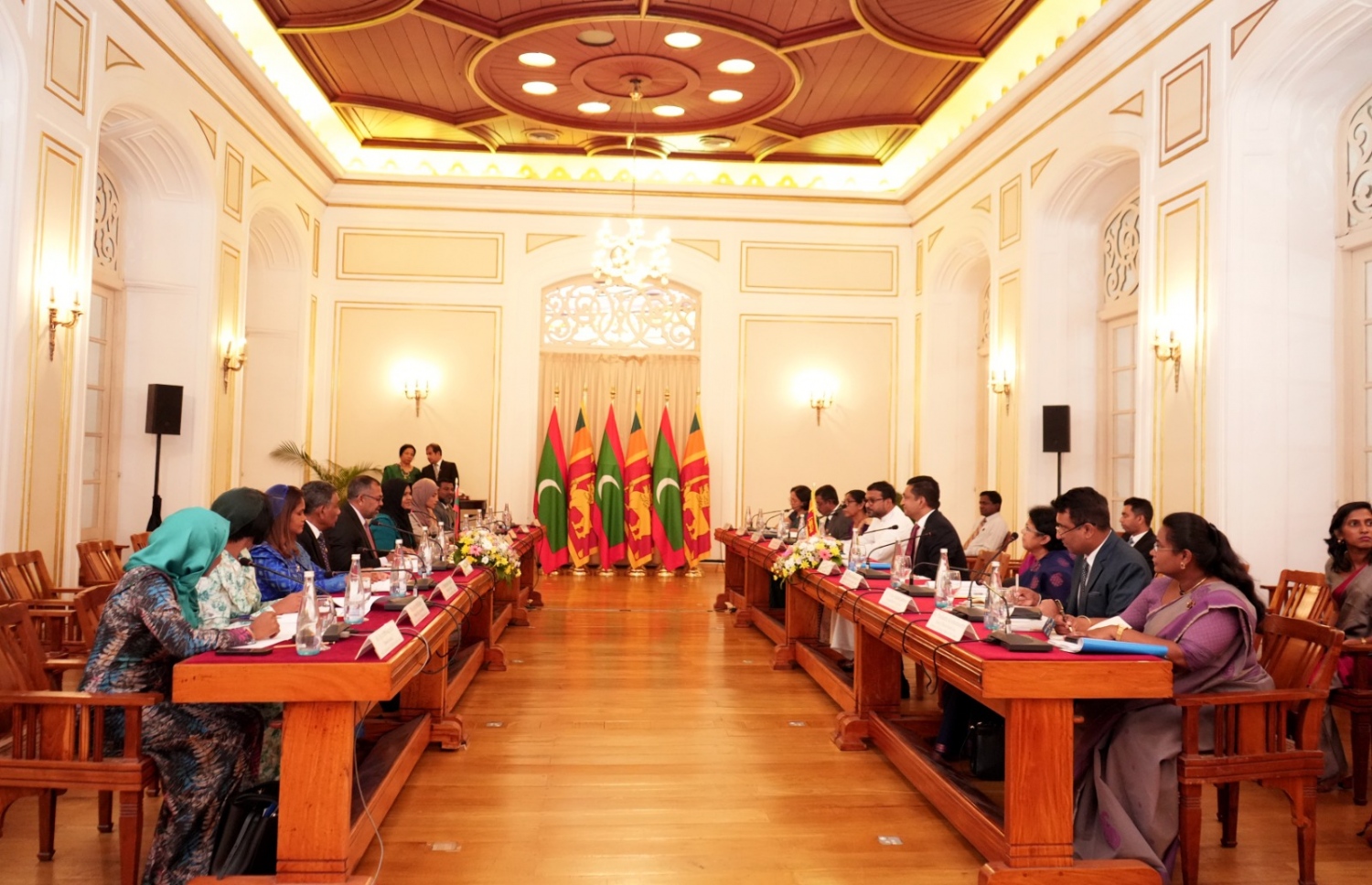 ފޮރިން މިނިސްޓަރު މޫސާ ޒަމީރާއި ލަންކާގެ ފޮރިން މިނިސްޓަރު އަލީ ސަބްރީއާއެކު ބޭއްވެވި ރަސްމީ ބައްދަލުކުރެއްވުމުގައި ދެ ގައުމުގެ ބޭފުޅުން-- ފޮޓޯ: ފޮރިން މިނިސްޓްރީ