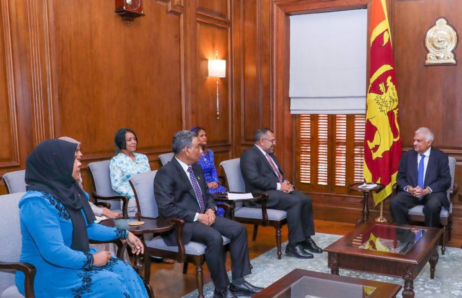 ފޮރިން މިނިސްޓަރު ޒަމީރު ލަންކާގެ ރައީސް ރަނިލްއާ ބައްދަލުކުރައްވަނީ.--- ފޮޓޯ: ފޮރިން މިނިސްޓްރީ