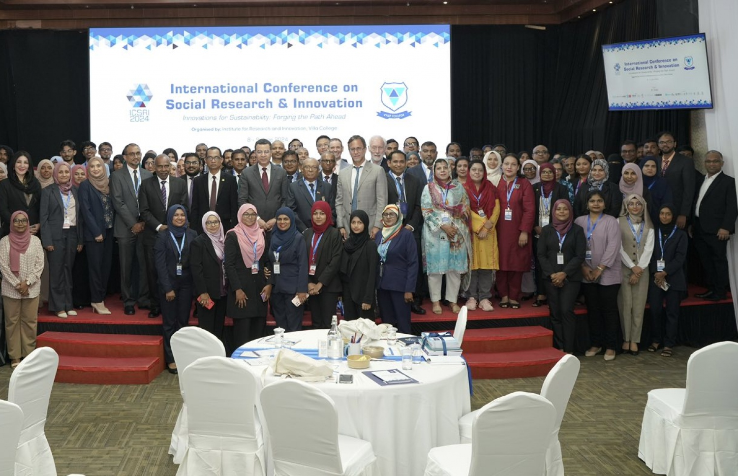 އައިސީއެސްއާރުއައި ކޮންފަރެންސްގެ ބައިވެރިން ގުރޫޕް ފޮޓޯއެއް ނަގަނީ.