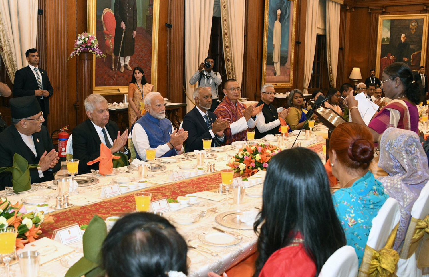 އިންޑިއާގެ ބޮޑުވަޒީރު މޯދީ ތިން ވަނަ ދައުރަކަށް މަގާމުގެ ހުވާކުރައްވަން މިއަދު ބޭއްވި ރަސްމިއްޔާތަށް ވަޑައިގެންނެވި މި ސަރަހައްދުގެ ގައުމުތަކުގެ އެންމެ އިސްވެރިންގެ ޝަރަފުގައި އެ ގައުމުގެ ރައީސް މިރޭ ބޭއްވި ބެންކުއެޓްގައި ރާއްޖޭގެ ރައީސް މުއިއްޒު، ބޮޑުވަޒީރު މޯދީއާ އެކު ބައިވެރިވެވަޑައިގަންނަވަނީ.---ފޮޓޯ: ރައީސް އޮފީސް