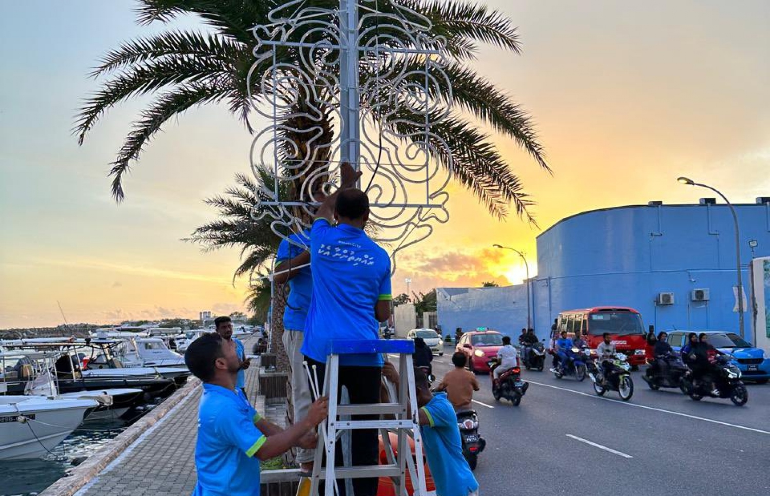 މިދިޔަ އަހަރު އީދު ލައިޓު ހަރުކުރުމުގެ މަސައްކަތުގައި މާލެ ސިޓީ ކައުންސިލްގެ މުވައްޒަފުން ހަރަކާތްތެރިވަނީ.-- ފޮޓޯ: މާލެ ސިޓީ ކައުންސިލް