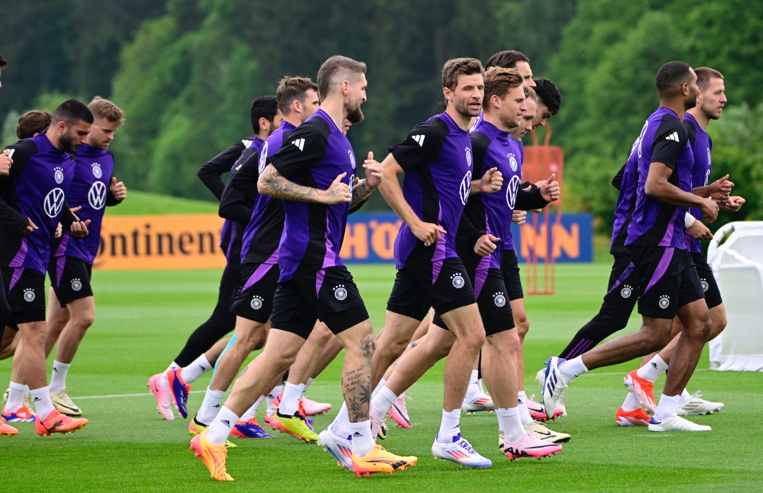 ޖަރުމަނުގެ ބްލޭންކެންހައިންގައި އެ ގައުމުގެ ގައުމީ ޓީމުން ބޭއްވި ޓްރޭނިން ސެޝަންގެ ތެރެއިން --- ފޮޓޯ: އޭއެފްޕީ