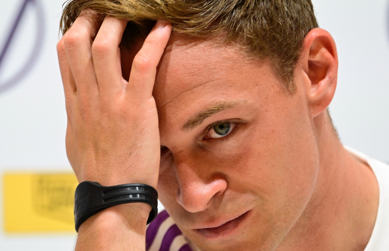 ޖަރުމަނުގެ ޑިފެންޑަރު ހޯޝުއާ ކިމިޗް ޓީމުގެ ޓްރޭނިން އަށް ފަހު ބޭއްވި ޕްރެސް ކޮންފަރެންސްގައި ބައިވެރިވަނީ --- ފޮޓޯ: އޭއެފްޕީ