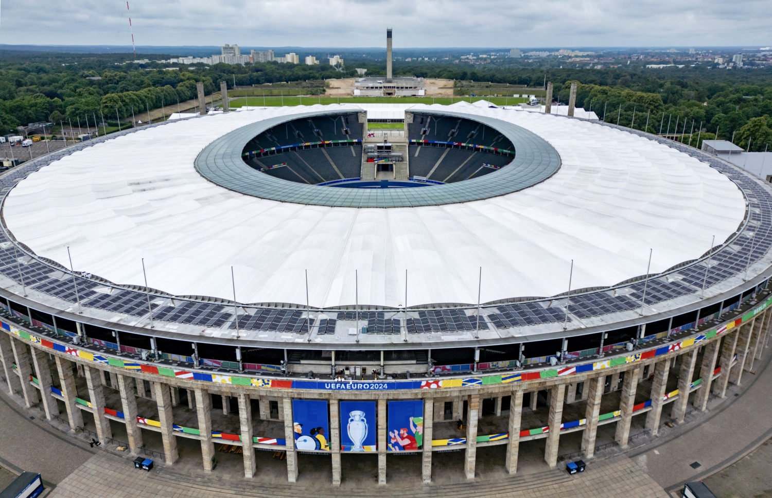 ޔޫރޯގެ ބައެއް މެޗުތައް ކުޅެން ހަމަޖައްސާފައިވާ ބާލިންގެ އޮލިމްޕިކް ސްޓޭޑިއަމް --- ފޮޓޯ އޭއެފްޕީ