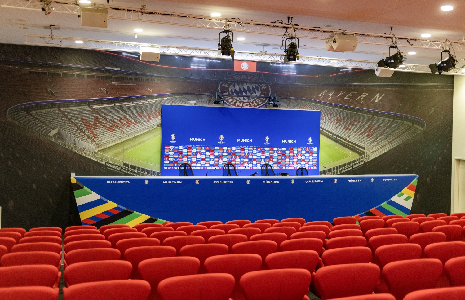 ޔޫރޯ ފުޓްބޯޅަ މުބާރާތަށް ހާއްސަކޮށް ސްޓޭޑިއަމެއްގައި ޕްރެސް ރޫމް ތައްޔާރުކޮށްފައި --- ފޮޓޯ: އޭއެފްޕީ