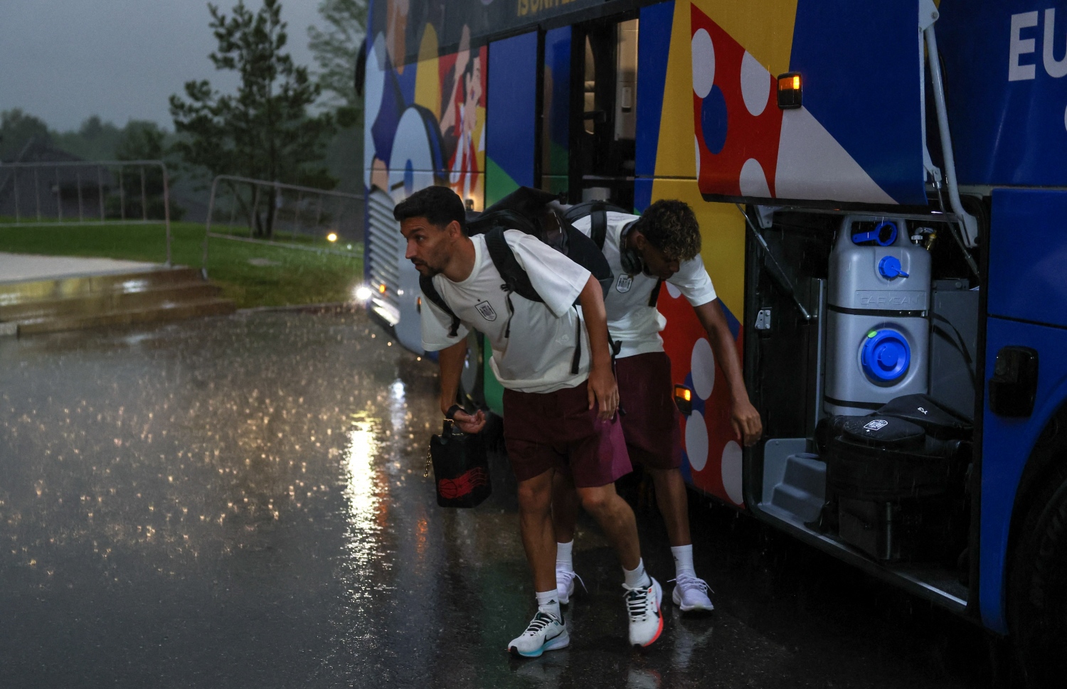 ޔޫރޯގައި ވާދަކުރާ ސްޕެއިންގެ މިޑްފީލްޑަރު ޖީސަސް ނަވާސް (ވ) އާއި އެ ޓީމުގެ ފޯވާޑް ލަމީން ޔަމާލް ޖަރުމަނުގެ ޑޮނައުޝިންގެންގައި ހުންނަ ބޭސް ކޭމްޕްގައި --- ފޮޓޯ: އޭއެފްޕީ