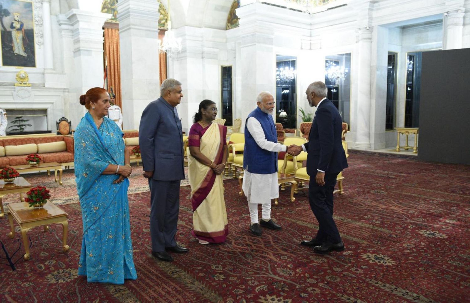 އިންޑިއާގެ ބޮޑުވަޒީރު މޯދީ ތިން ވަނަ ދައުރަކަށް މަގާމުގެ ހުވާކުރައްވަން ބޭއްވި ރަސްމިއްޔާތަށް ފަހު، ރާއްޖޭގެ ރައީސް ޑރ. މުއިއްޒާއި ބޮޑުވަޒީރު މޯދީ ސަލާމް ކުރައްވަނީ.---ފޮޓޯ: ރައީސް އޮފީސް