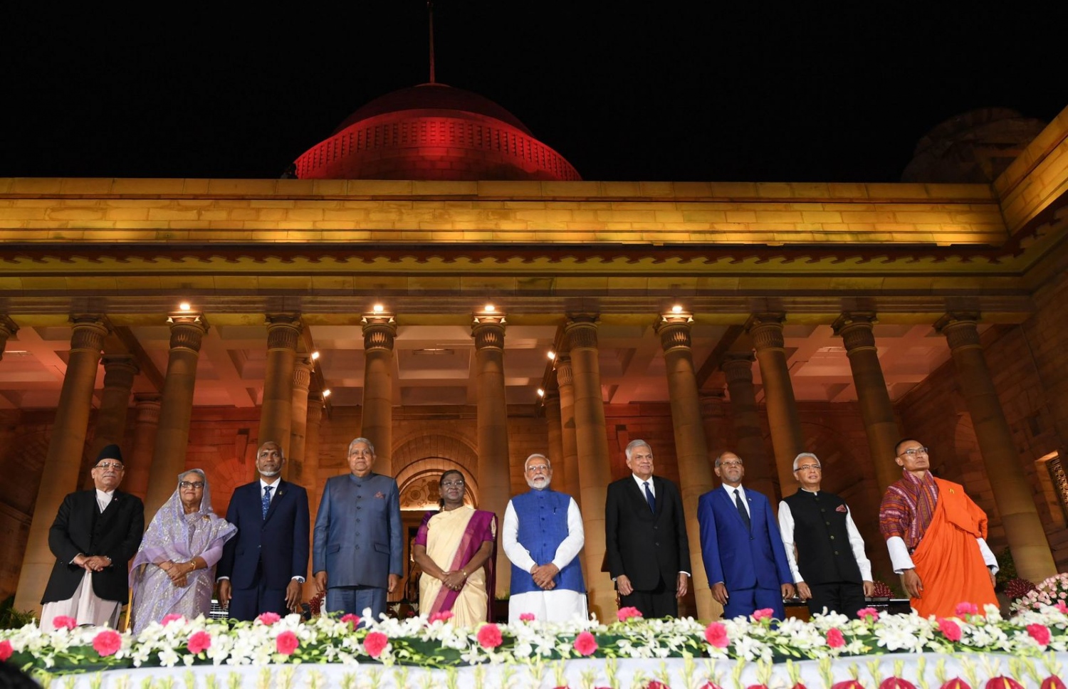 އިންޑިއާ- ޖޫން 9، 2024: އިންޑިއާގެ އާންމު އިންތިހާބުން ކުރި ލިބުނު ނަރެންދުރަ މޯދީ ކޯލިޝަން ސަރުކާރެއްގެ ވެރިއެއްގެ ގޮތުގައި މިއަދު ތިން ވަނަ ދައުރަކަށް ބޮޑުވަޒީރުކަމުގެ ހުވާ ކުރެއްވުމުގެ ރަސްމިއްޔާތުގައި ރާއްޖޭގެ ރައީސް ޑރ. މުހައްމަދު މުއިއްޒާއި އަވަށްޓެރި ބައެއް ގައުމުތަކުގެ ވެރިންނާ އެކު މޯދީ ފޮޓޯފުޅެއް ނަންގަވަނީ-- ފޮޓޯ: ރައީސް އޮފީސް | މިހާރު