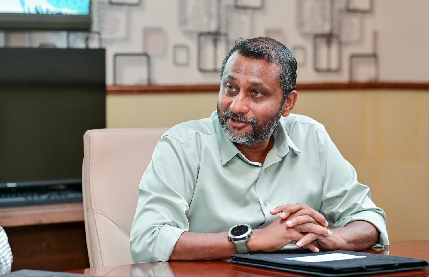 މިއަދު އޮތް ނޫސްވެރިންގެ ބައްދަލުވުމުގައި މެނޭޖިން ޑިރެކްޓަރު އަހުމަދު އަފްއާލް ވާހަކަ ދައްކަވަނީ. -- ފޮޓޯ: ނިޝާން އަލީ | މިހާރު