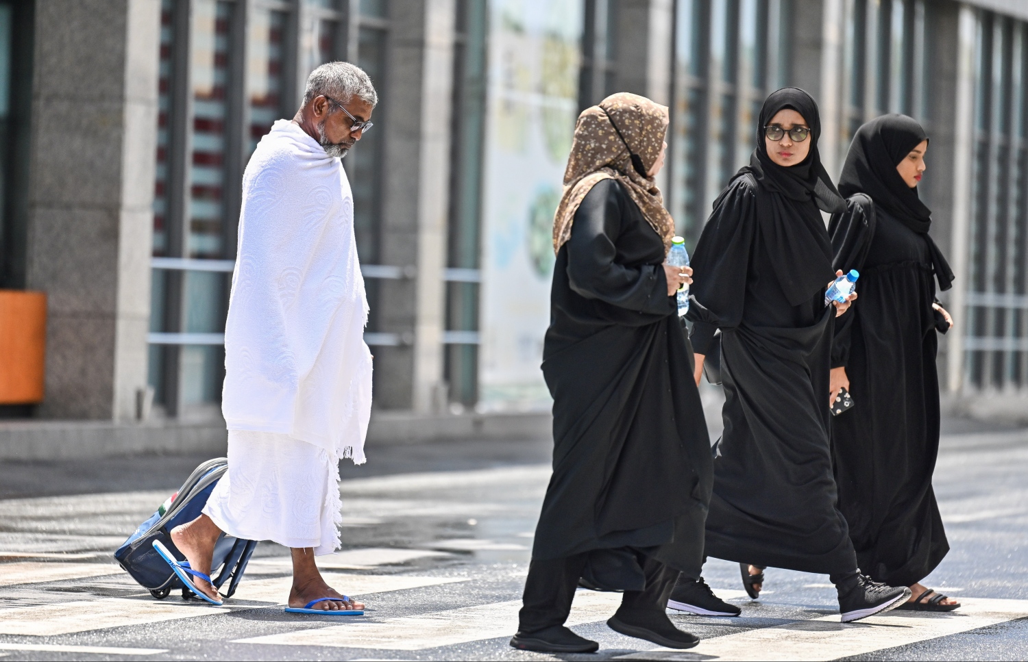 މި އަހަރު ރާއްޖެ އިން ހައްޖަށް ދާ މީހުންގެ ފަހު ގްރޫޕުގެ ބައެއް މީހުން މިއަދު ފުރަން ވެލާނާ އިންޓަނޭޝަނަލް އެއާޕޯޓުގެ ޓާމިނަލަށް ދަނީ.--- ފޮޓޯ: ފަޔާޒު މޫސާ | މިހާރު