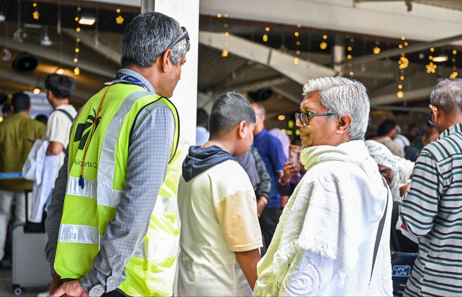 ރާއްޖެ އިން މި އަހަރު ހައްޖަށް ދާ މީހުންގެ ފަހު ގުރޫޕްގެ ބަޔަކު ފުރަން ގޮސް ވެލާނާ އިންޓާނޭޝަނަލް އެއާޕޯޓުގައި ހަރަކާތްތެރިވަނީ.--- ފޮޓޯ: ފަޔާޒު މޫސާ | މިހާރު