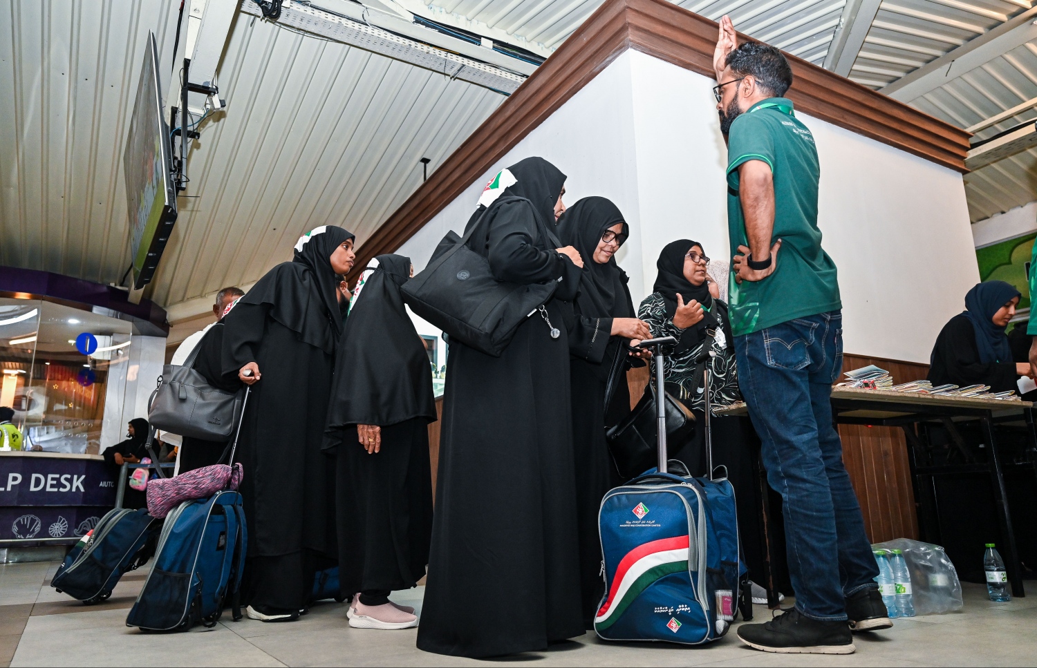 ރާއްޖެ އިން މި އަހަރު ހައްޖަށް ދާ މީހުންގެ ފަހު ގުރޫޕްގެ ބަޔަކަށް ހައްޖު ކޯޕަރޭޝަންގެ މުވައްޒަފުން ވެލާނާ އިންޓާނޭޝަނަލް އެއާޕޯޓުގައި އެހީތެރިވަނީ.--- ފޮޓޯ: ފަޔާޒު މޫސާ | މިހާރު