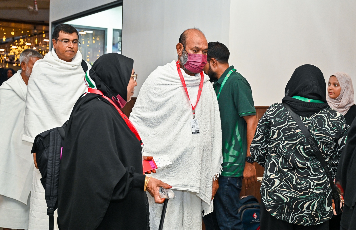 ރާއްޖެ އިން މި އަހަރު ހައްޖަށް ދާ މީހުންގެ ފަހު ގުރޫޕްގެ ބަޔަކު ފުރަން ގޮސް ވެލާނާ އިންޓާނޭޝަނަލް އެއާޕޯޓުގައި ހަރަކާތްތެރިވަނީ.--- ފޮޓޯ: ފަޔާޒު މޫސާ | މިހާރު