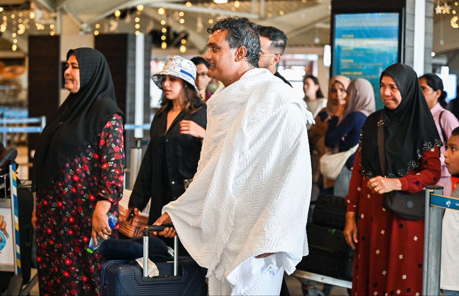 ރާއްޖެ އިން މި އަހަރު ހައްޖަށް ދާ މީހުންގެ ފަހު ގުރޫޕުގެ މީހަކު މިއަދު ފުރުމުގެ ކުރިން އޭނާގެ އާއިލާ މީހުންނާ އެކު އެއާޕޯޓުގައި ވަގުތުކޮޅެއް ހޭދަކޮށްލަނީ.--- ފޮޓޯ: ނިޝާން އަލީ | މިހާރު